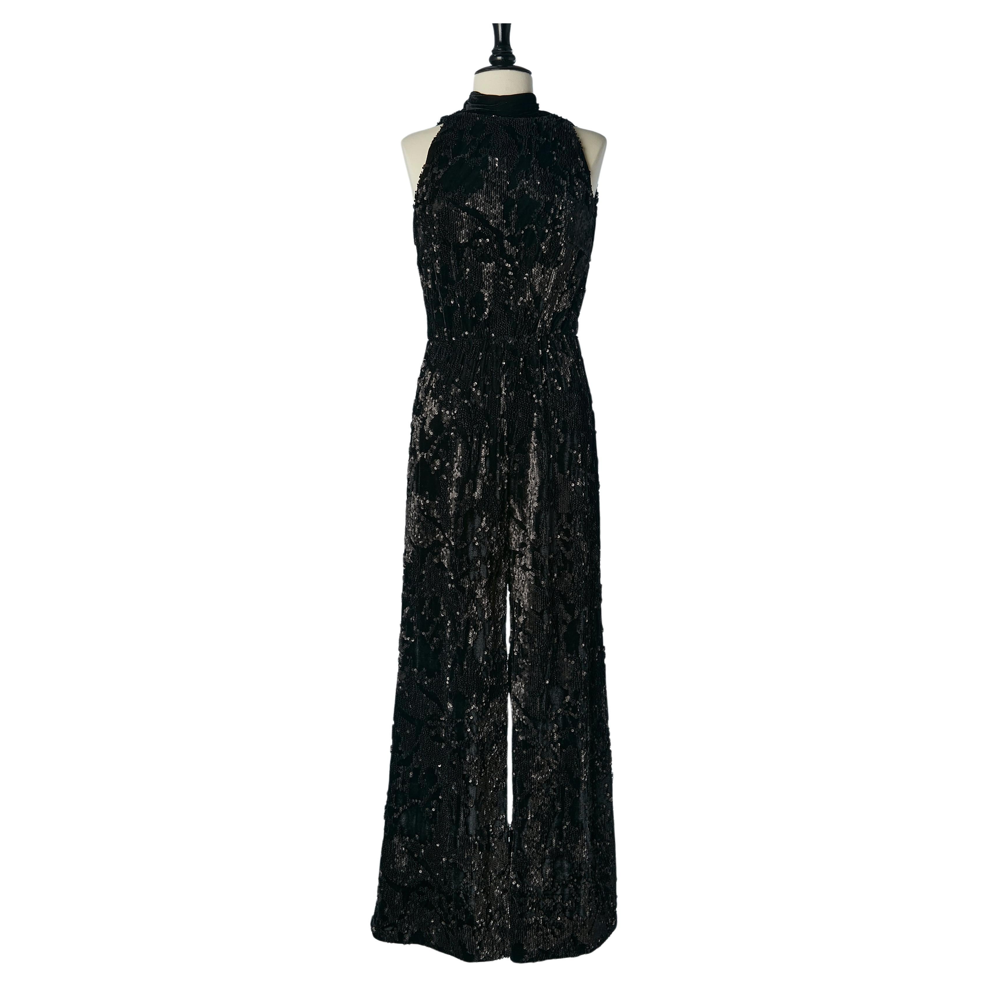 Sleeveless jumpsuit in sequin on a velvet base with velvet bow behind the neck  For Sale