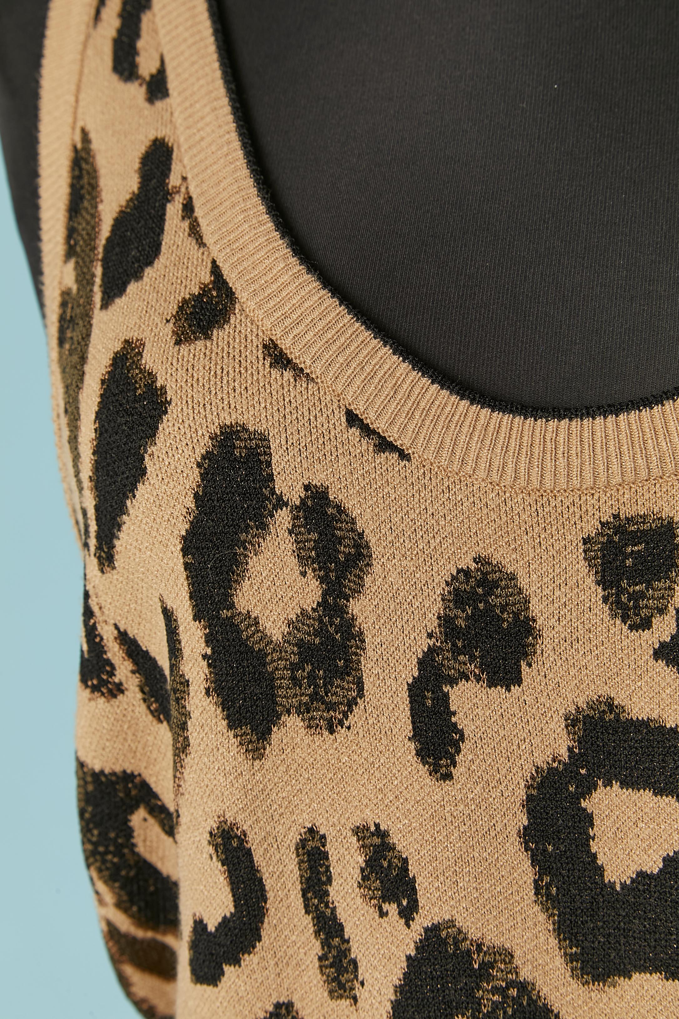 Sleeveless knit jacquard dress with animal pattern. Knit composition: 79% rayon, 11% polyester, 10% nylon. 
SIZE L 