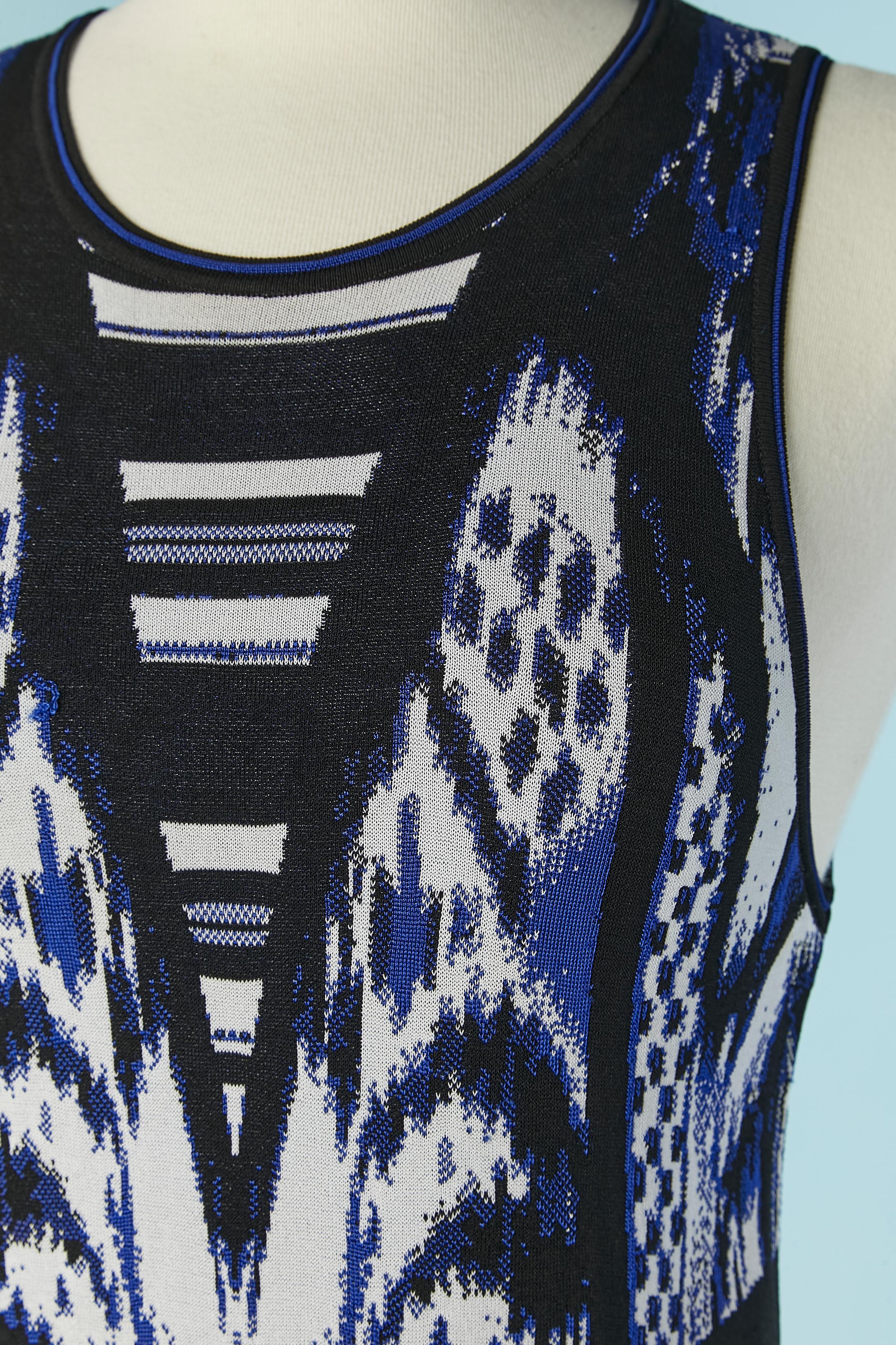 Sleeveless knit jersey jacquard dress . Knit composition: 96% rayon, 4% polyester. 
No brand tag but authenticity hologram ( see picture) 
SIZE 40 (It) M 