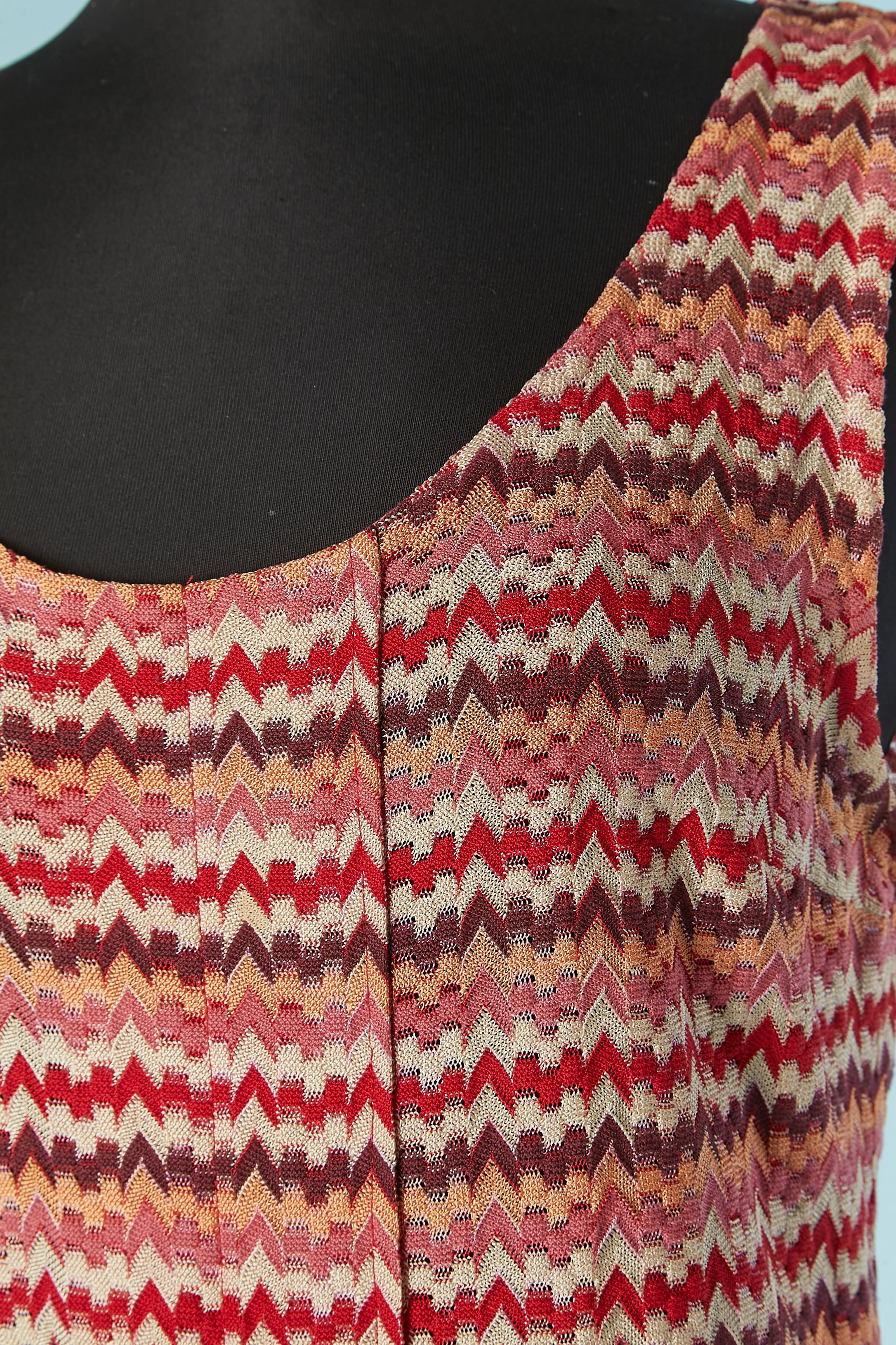 Robe sans manches en maille de rayonne multicolore. 
Un pli surpiqué sur le milieu du devant se termine par un pli creux.
TAILLE M/L 