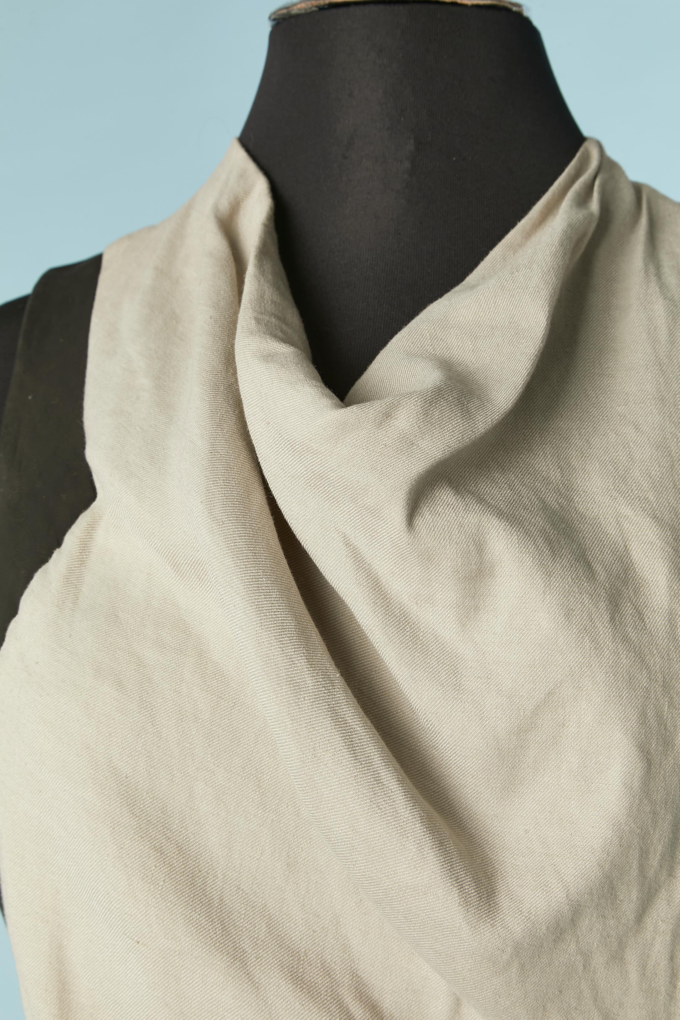 Sleeveless linen and leather dress. Shell composition: 65% linen, 32% rayon, 3% elastane. Garniture: 100% lamb leather. 
Lining: 100% polyester. 
Zip and hook&eye closure on the middle back. 
size 6 (US) M
