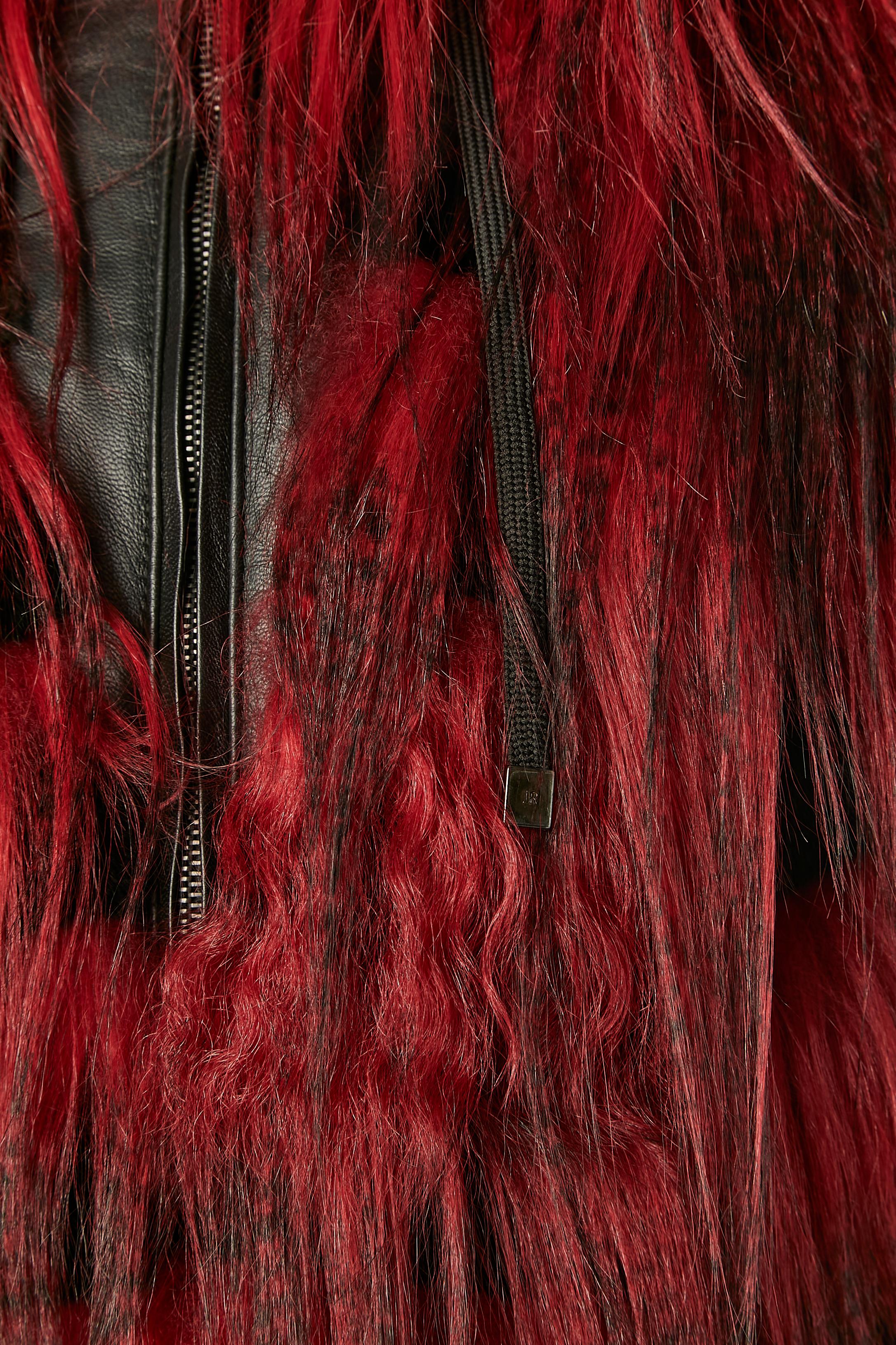 Ärmellose gepolsterte Jacke aus rotem Pelz und schwarzem Lederrücken John Richmond NEU  im Zustand „Neu“ im Angebot in Saint-Ouen-Sur-Seine, FR