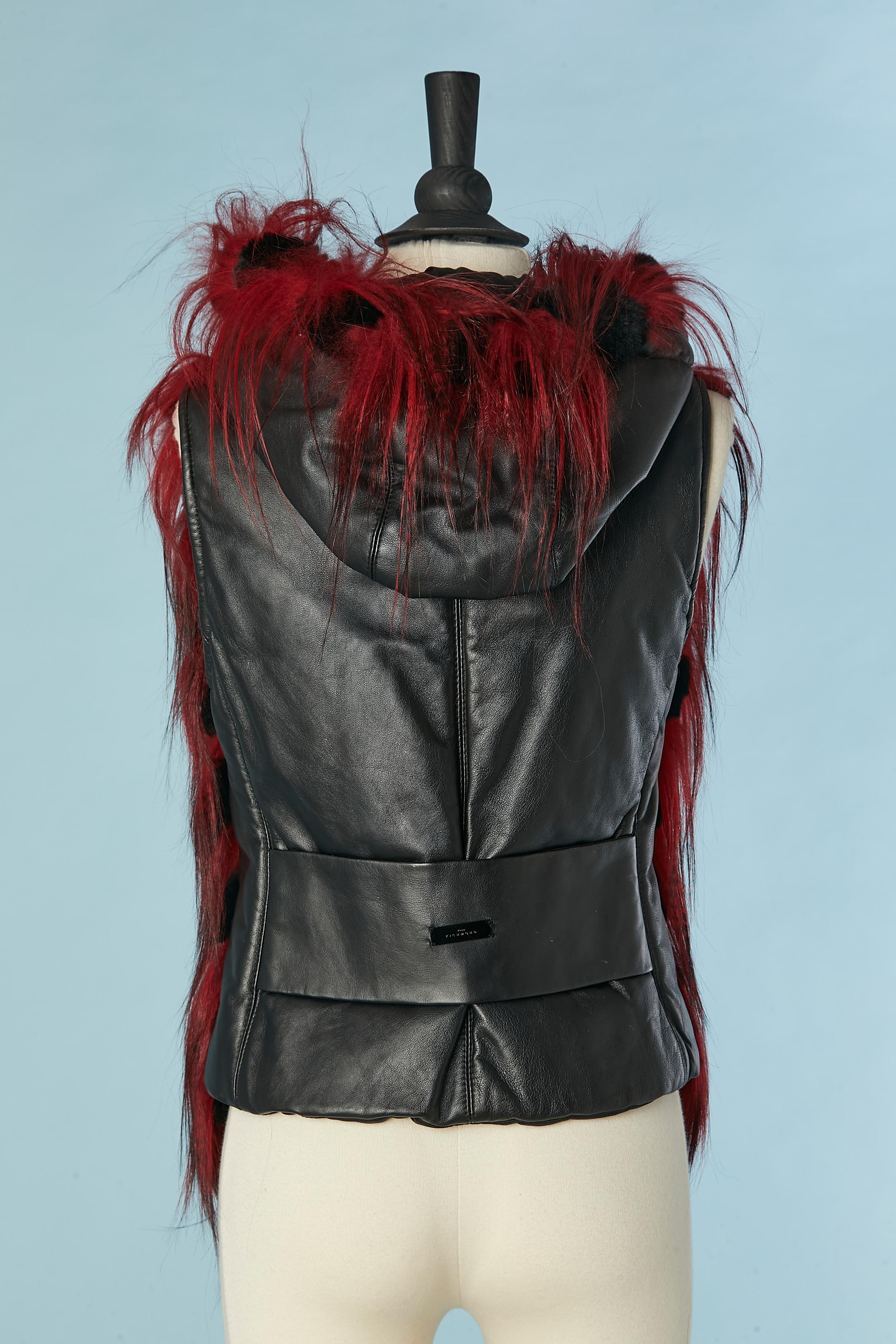 Ärmellose gepolsterte Jacke aus rotem Pelz und schwarzem Lederrücken John Richmond NEU  im Angebot 1