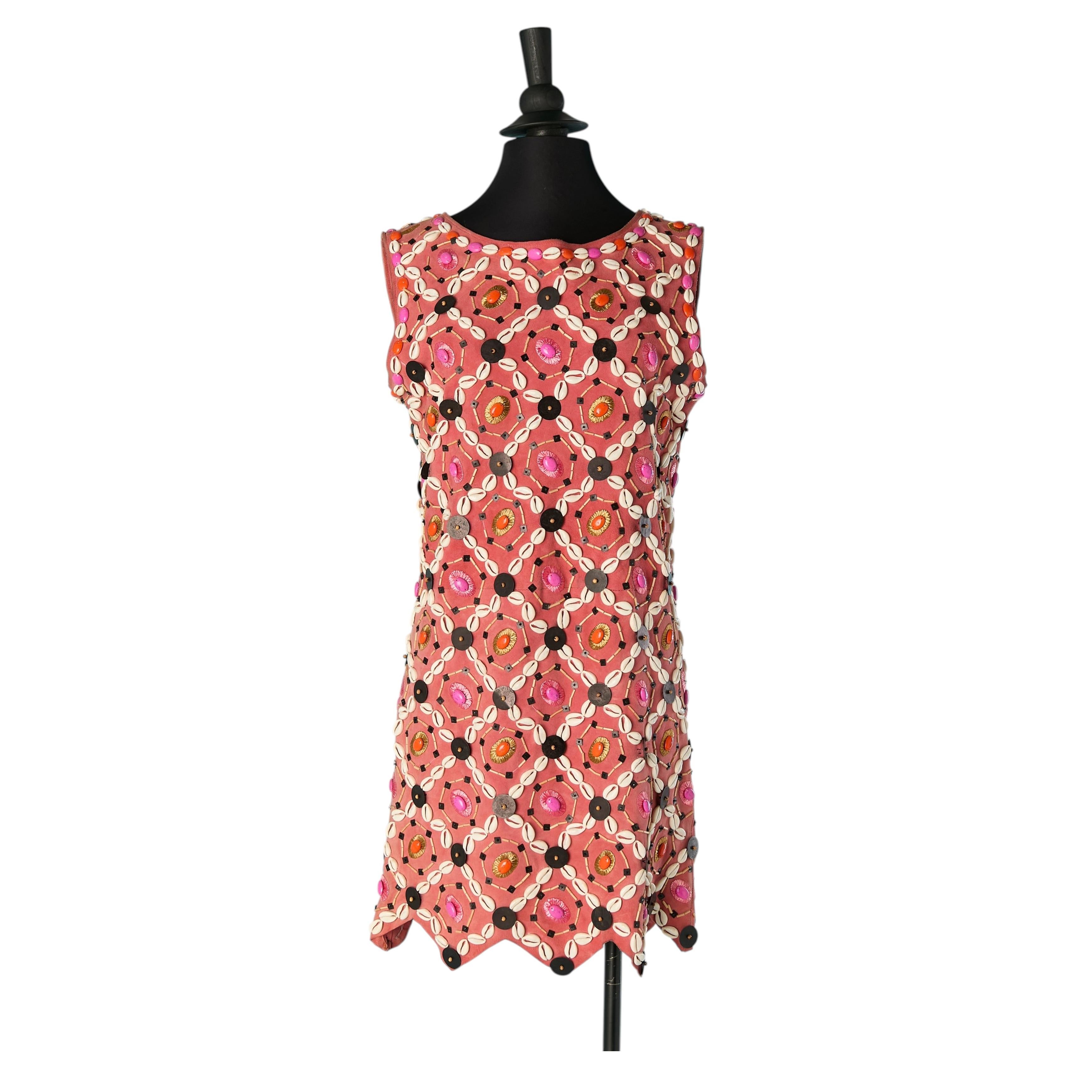 Ärmelloses rosa Wildlederkleid mit Perlenstickerei von CHER MICHEL KLEIN