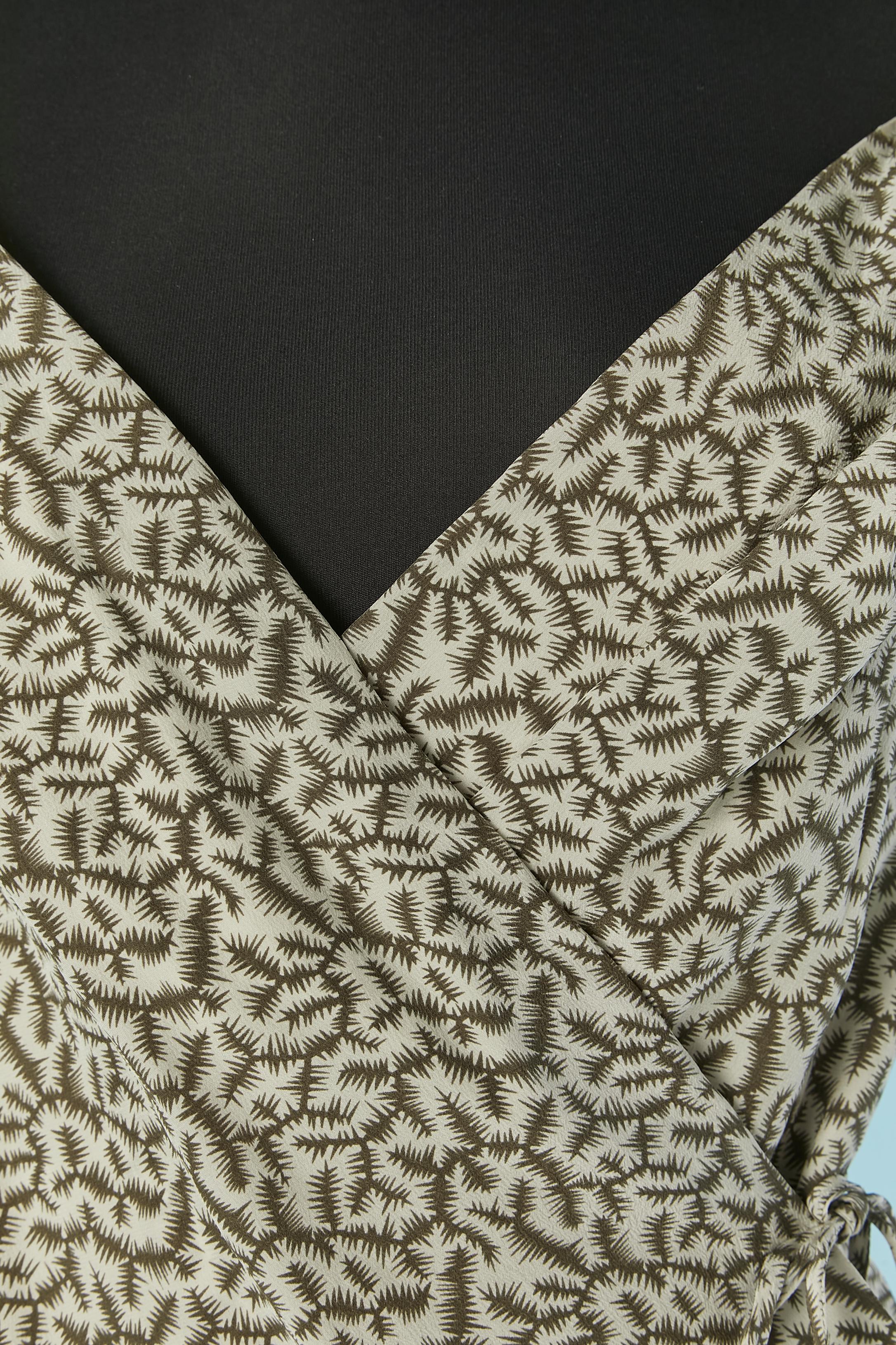 Sleeveless printed wrap silk top.  Rayon lining inside the top and same fabric lining inside the front . Fabric string closure on the right side and button and buttonhole closure inside on the left side. 
SIZE 40 (It) 6 (US) S 
