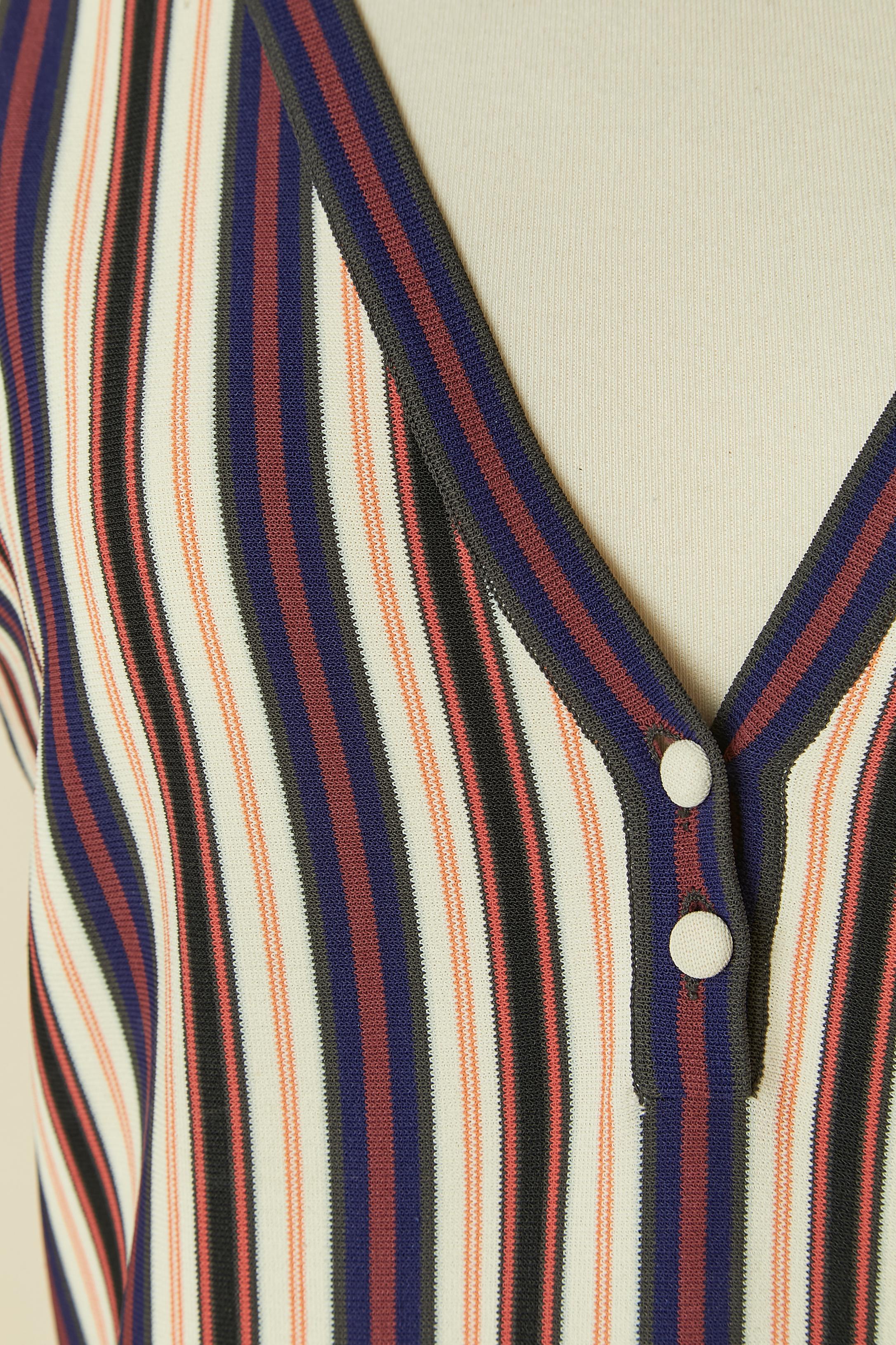 Top sans manches en rayonne avec motif à rayures et fermeture à 2 boutons et boutonnière sur le milieu supérieur du devant.
TAILLE 38 (Fr) M 