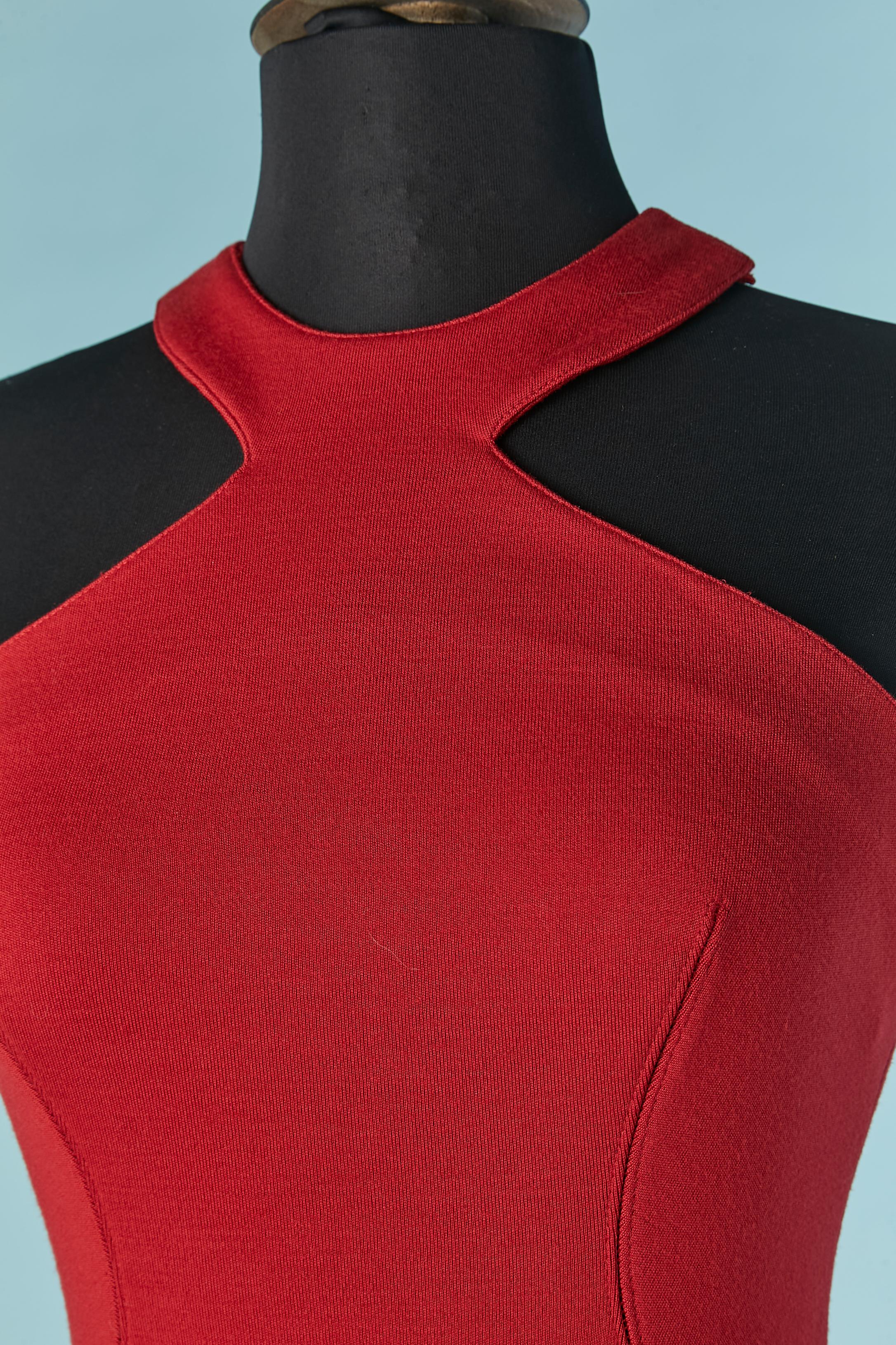 Vestido sin mangas de punto de lana roja con falda calada y godets. 
Cierre con cremallera y corchete en el lado izquierdo. Cierre de corchete también en el hombro izquierdo. 
TALLA S / 36 (Fr) 