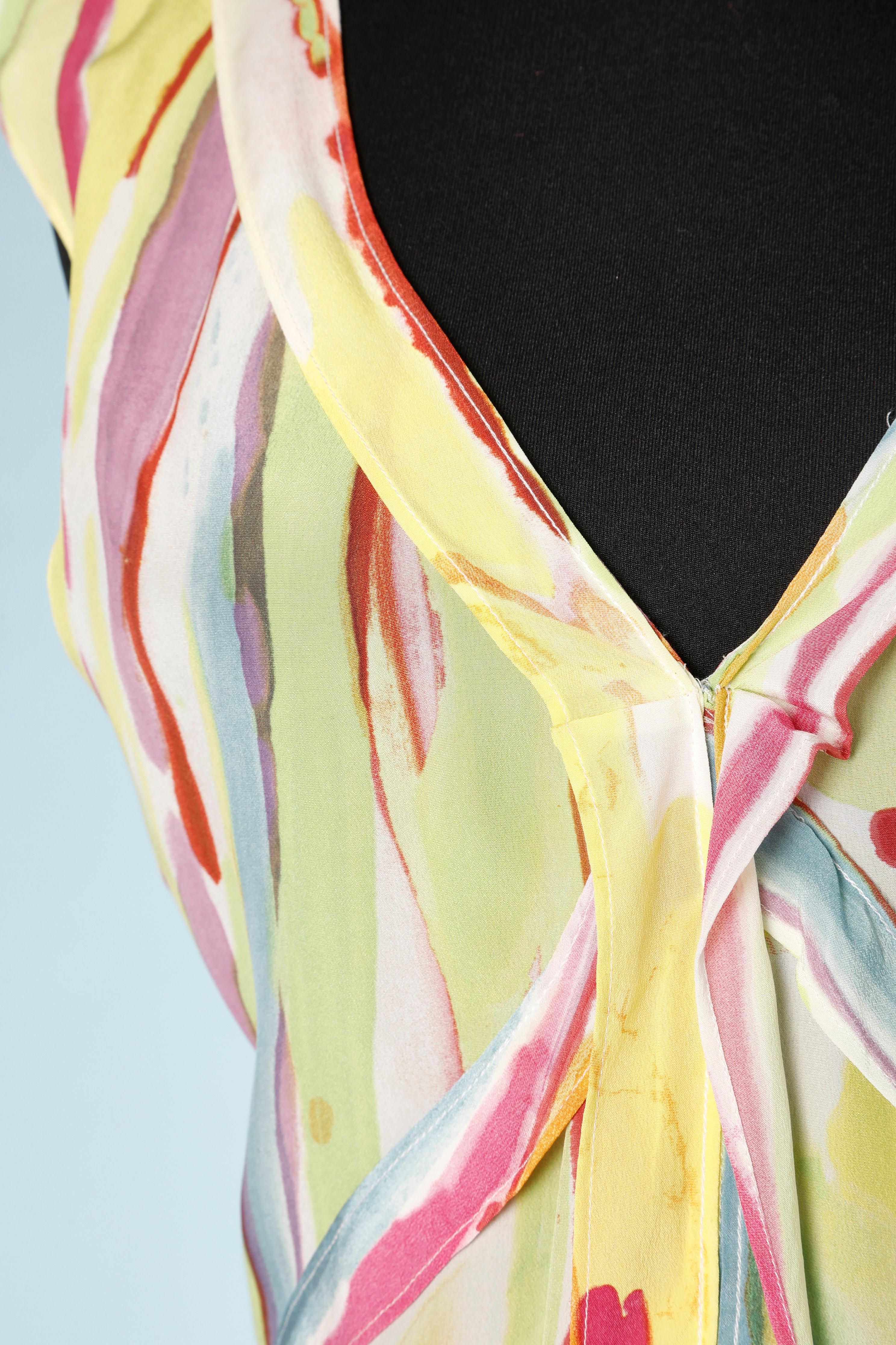 Robe sans manches en soie avec imprimé abstrait. Découpage. Pas de doublure. 
TAILLE S