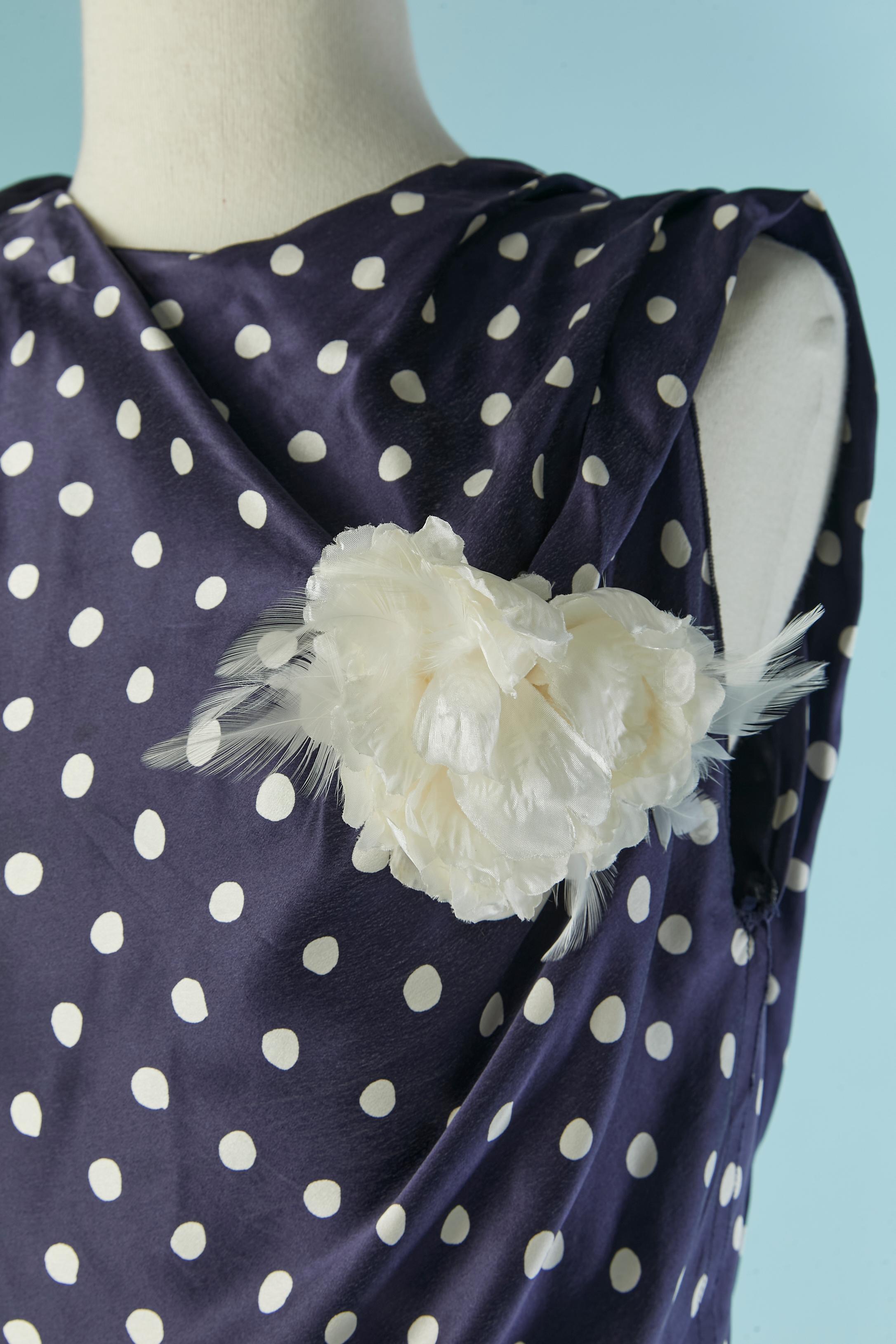 Ärmelloses Abendkleid aus Seide mit Polka-Dots und Blumenbrosche. Sichtbarer Reißverschluss in der hinteren Mitte. Einfarbiges Seidenfutter. Biais Schnitt.
GRÖSSE 36 (Fr) auf dem Etikett, passt aber S/ M 