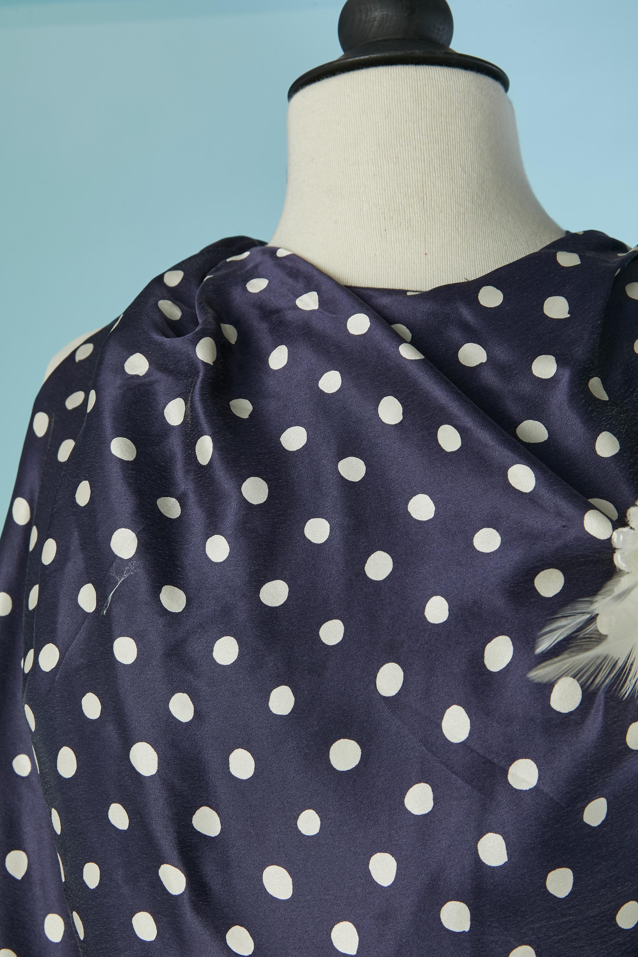 Ärmelloses Abendkleid aus Seide mit Polka Dots und Blumenbrosche LANVIN by A. ELBAZ im Zustand „Hervorragend“ im Angebot in Saint-Ouen-Sur-Seine, FR