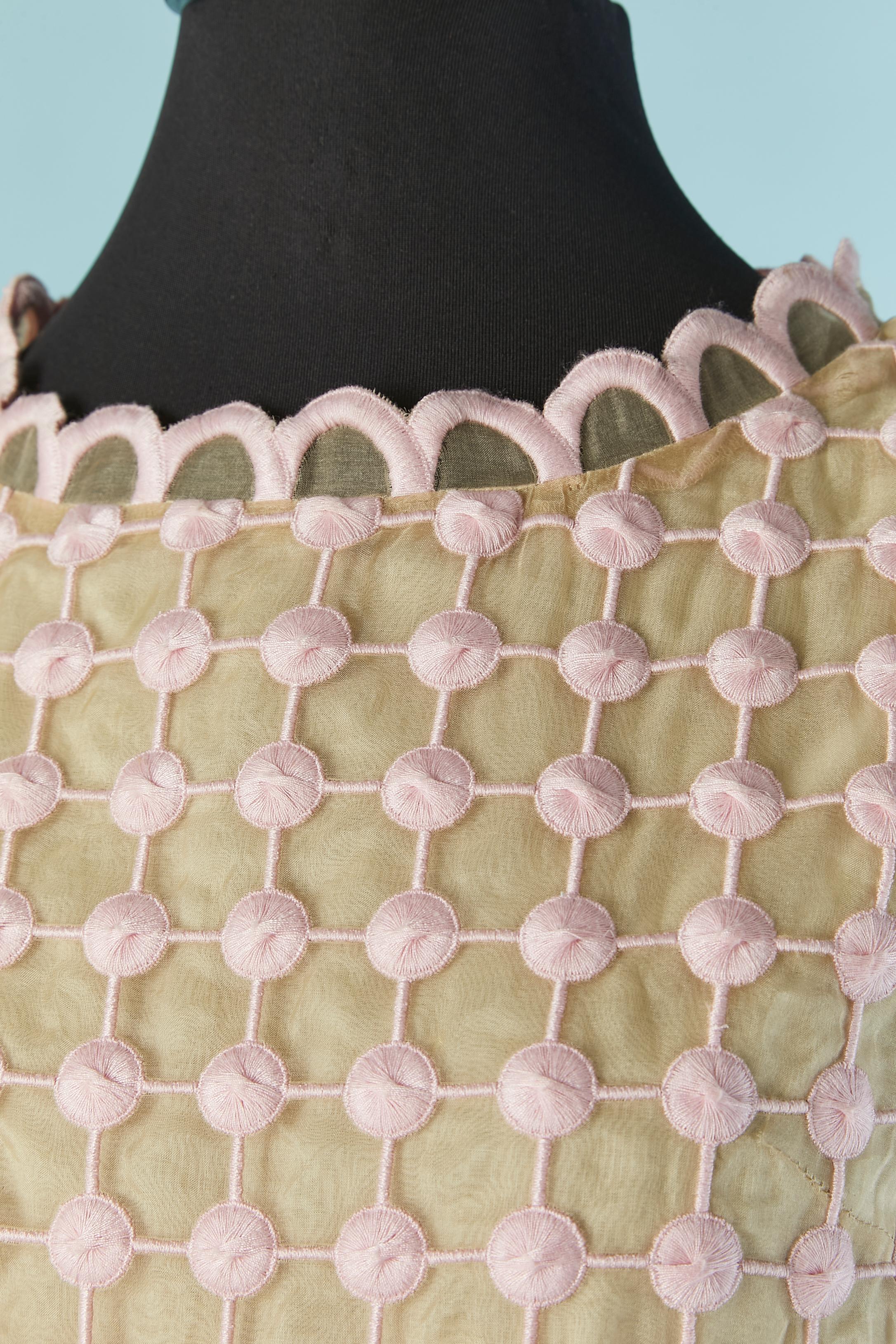 Ärmelloses Ensemble aus Oberteil und Rock aus rosa Guipure und Seidenorganza. Zusammensetzung des Futters: 100% Baumwolle. 
Unsichtbarer Reißverschluss auf der linken Seite.
GRÖSSE 42 (It) 38 (Fr) 