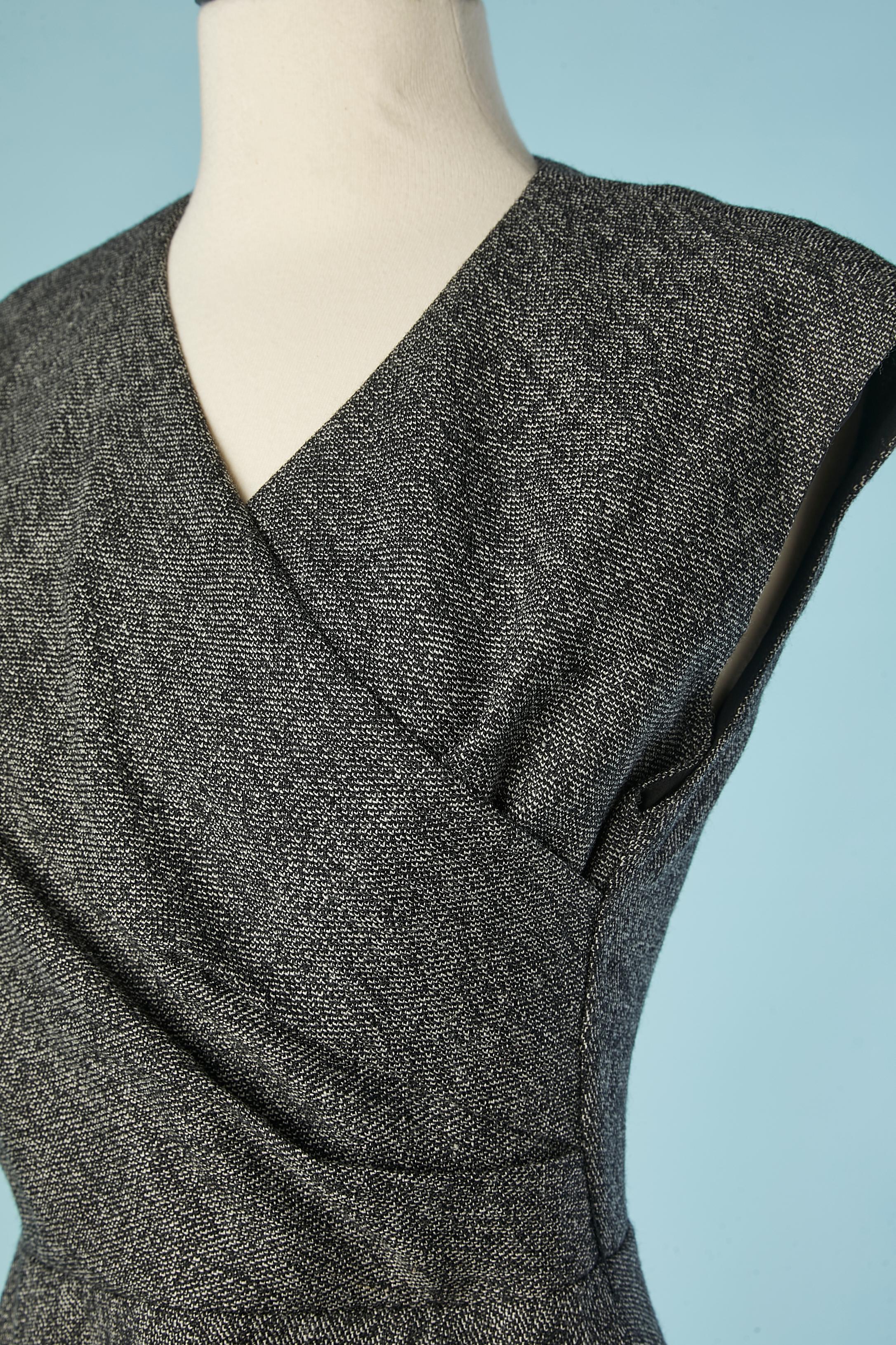 Robe sans manches en laine chinée enveloppée sur le buste. Doublure en crêpe. 
Fermeture à glissière et crochet au milieu du dos. 
TAILLE 36 (Fr) S 