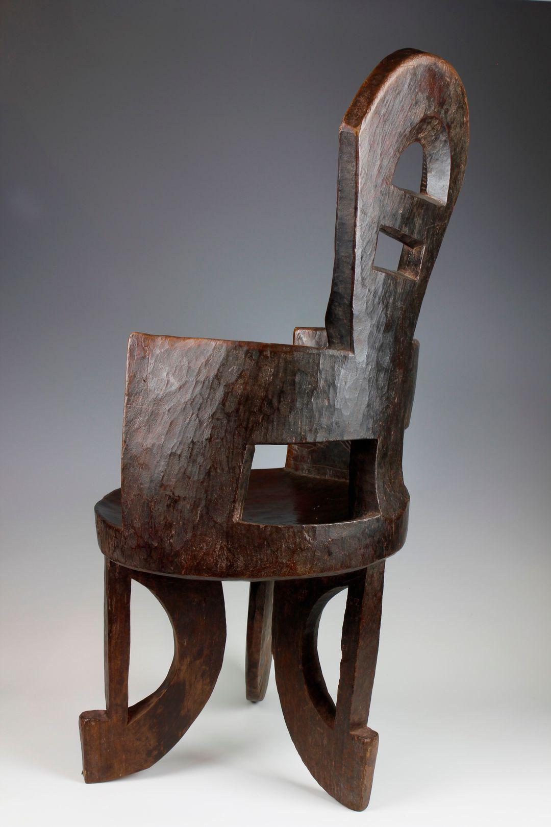 Sculpté Chaise éthiopienne élancée à haut dossier du 19e siècle en vente