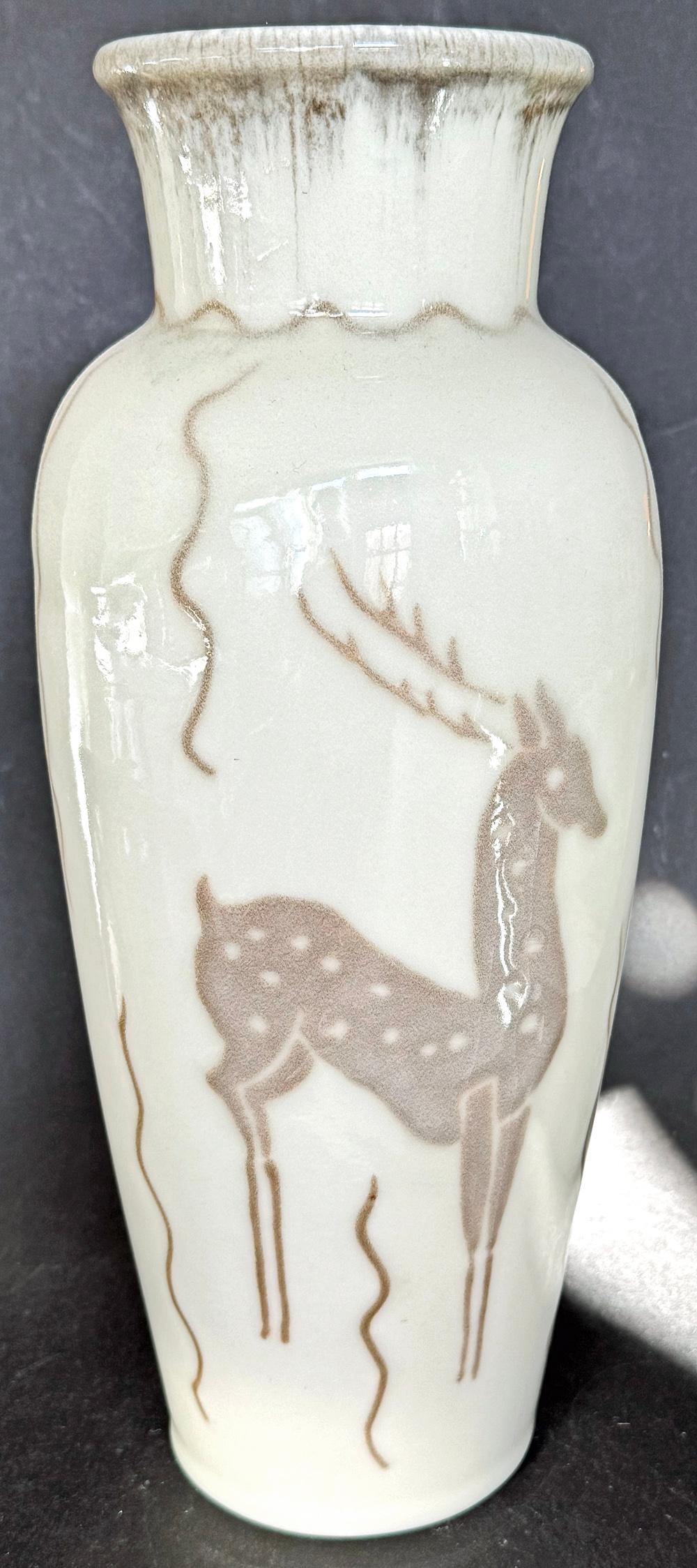 Splendidamente smaltato nei toni del marrone e dell'avorio, questo alto ed elegante vaso raffigurante un'antilope stilizzata è stato smaltato a mano dagli artigiani della famosa Rookwood Pottery di Cincinnati alla fine del periodo Art Deco nel 1952.