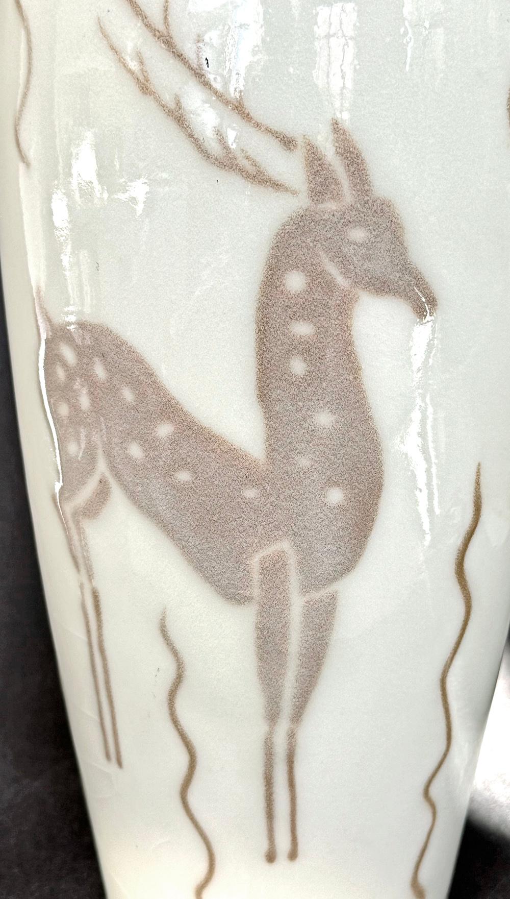 Americano Snello vaso Art Déco con motivo di antilope di Rookwood, 1952, avorio e marrone tenue in vendita
