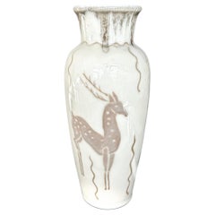 Snello vaso Art Déco con motivo di antilope di Rookwood, 1952, avorio e marrone tenue