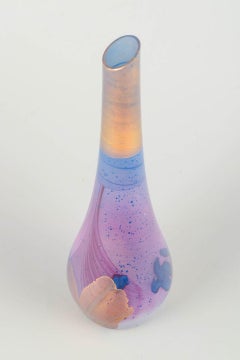 Schlanke Vase aus Kunstglas mit schillernder Oberfläche. Frankreich, 1980er Jahre