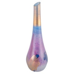 Schlanke Vase aus Kunstglas mit schillernder Oberfläche. Frankreich, 1980er Jahre