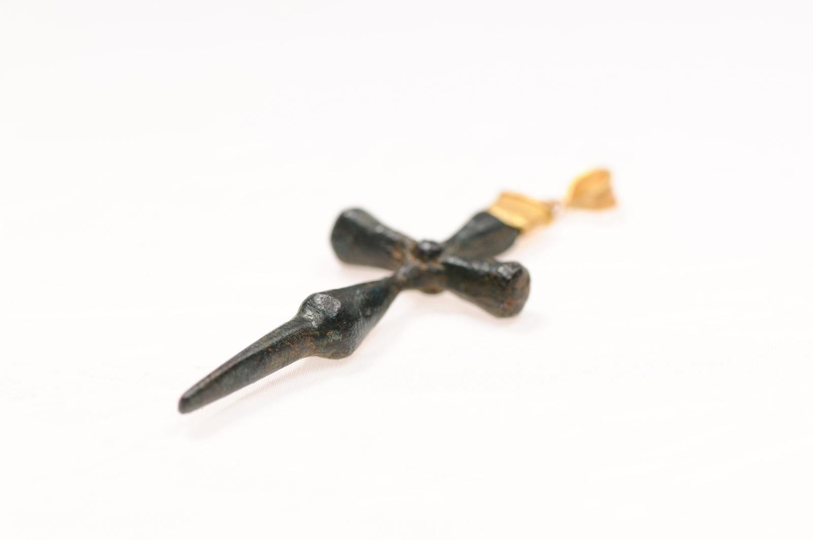 Schlankes Bronzekreuz mit Akzenten aus 21 Karat Gold (pendant nur) im Angebot 5