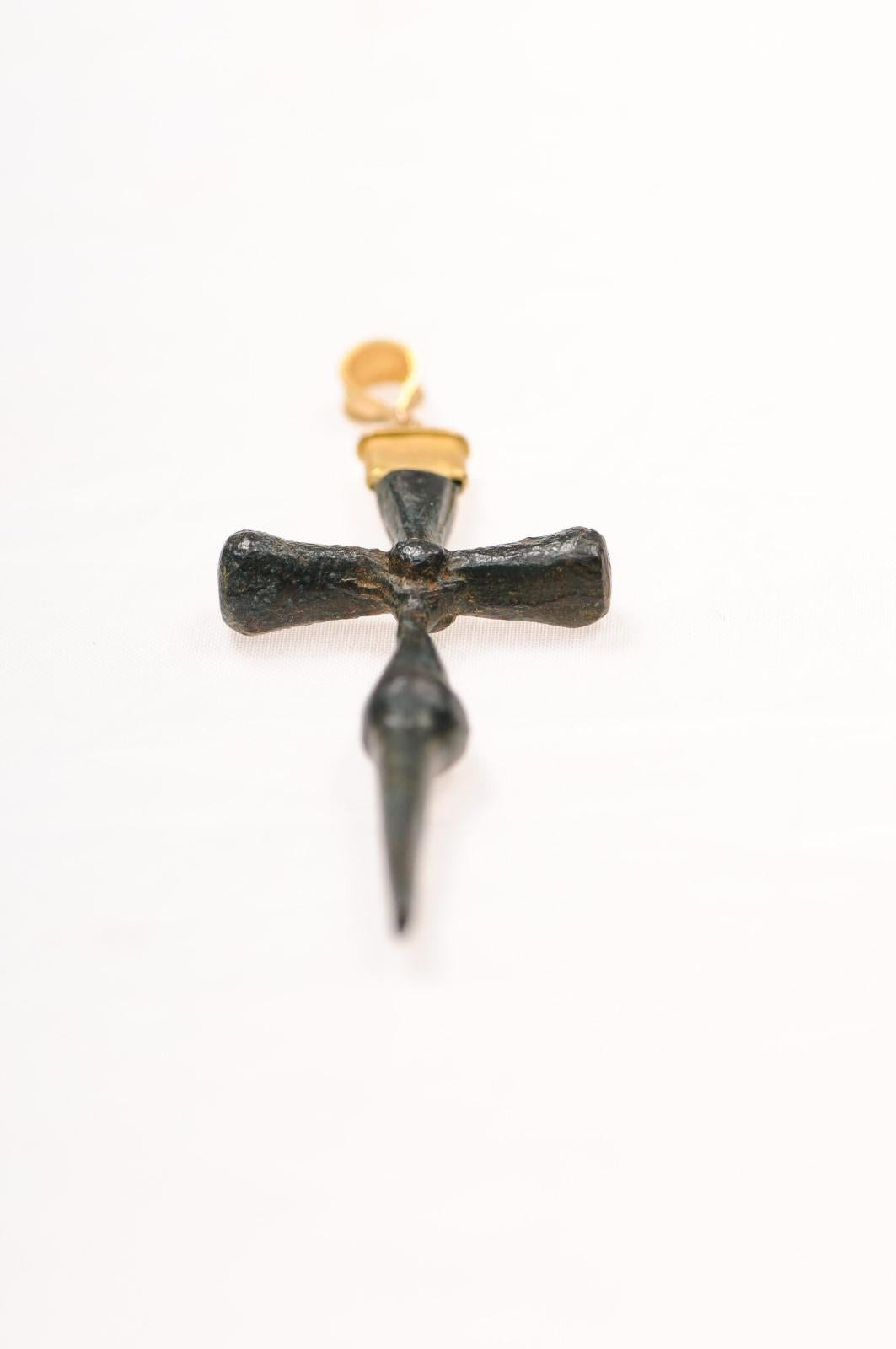 Schlankes Bronzekreuz mit Akzenten aus 21 Karat Gold (pendant nur) im Angebot 6