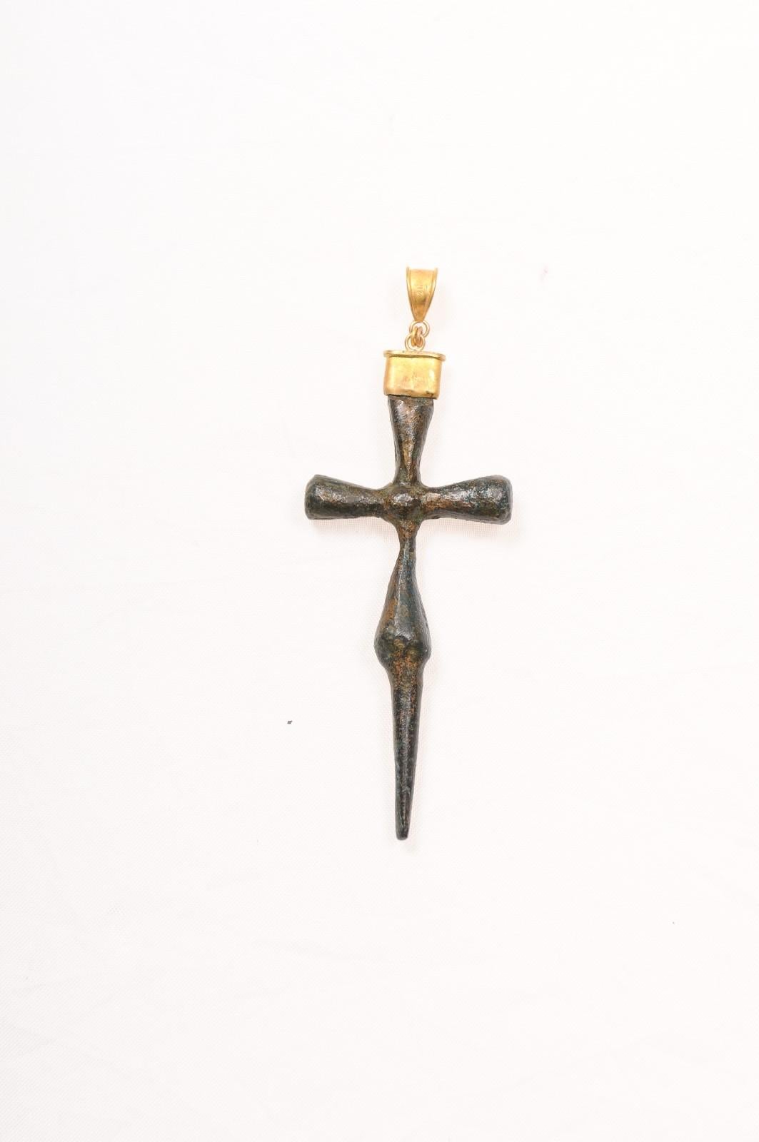 Schlankes Bronzekreuz mit Akzenten aus 21 Karat Gold (pendant nur) im Angebot 8