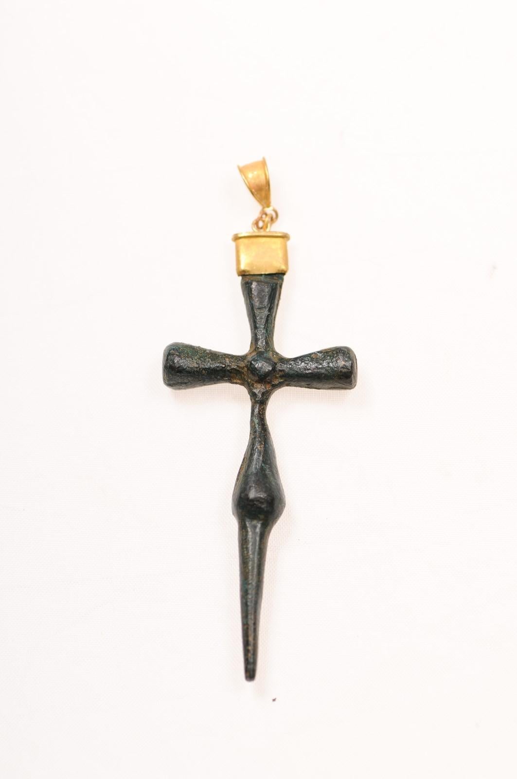 Schlankes Bronzekreuz mit Akzenten aus 21 Karat Gold (pendant nur) (Byzantinisch) im Angebot