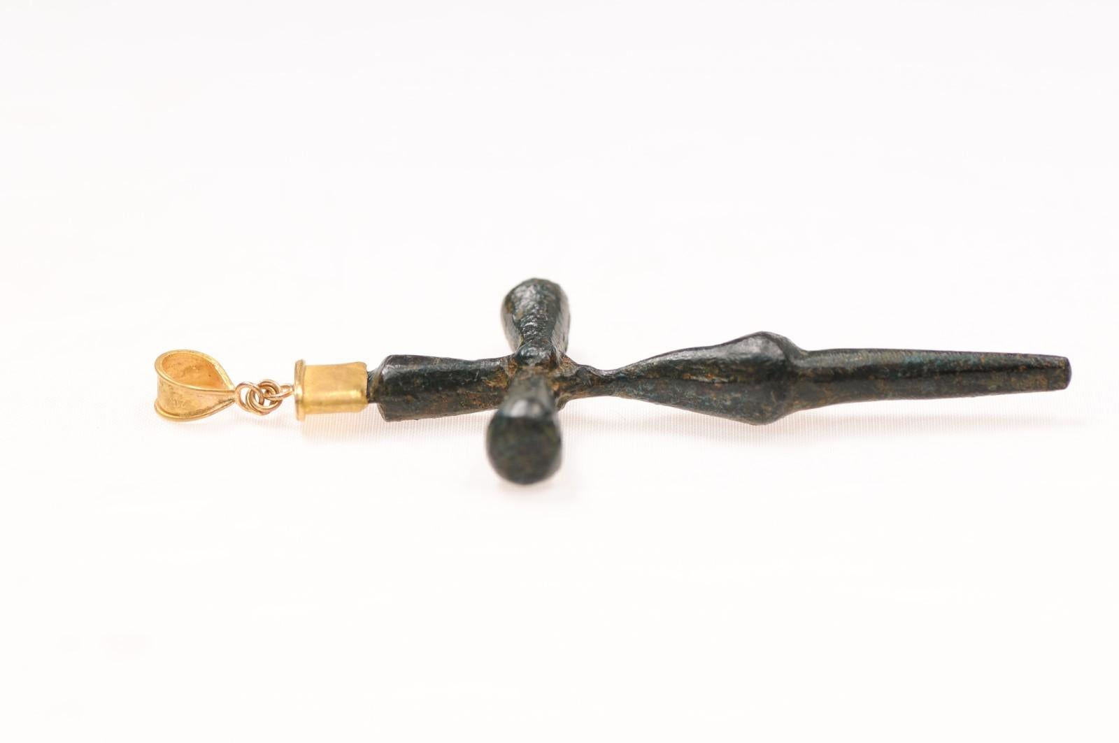 Schlankes Bronzekreuz mit Akzenten aus 21 Karat Gold (pendant nur) im Zustand „Hervorragend“ im Angebot in Atlanta, GA