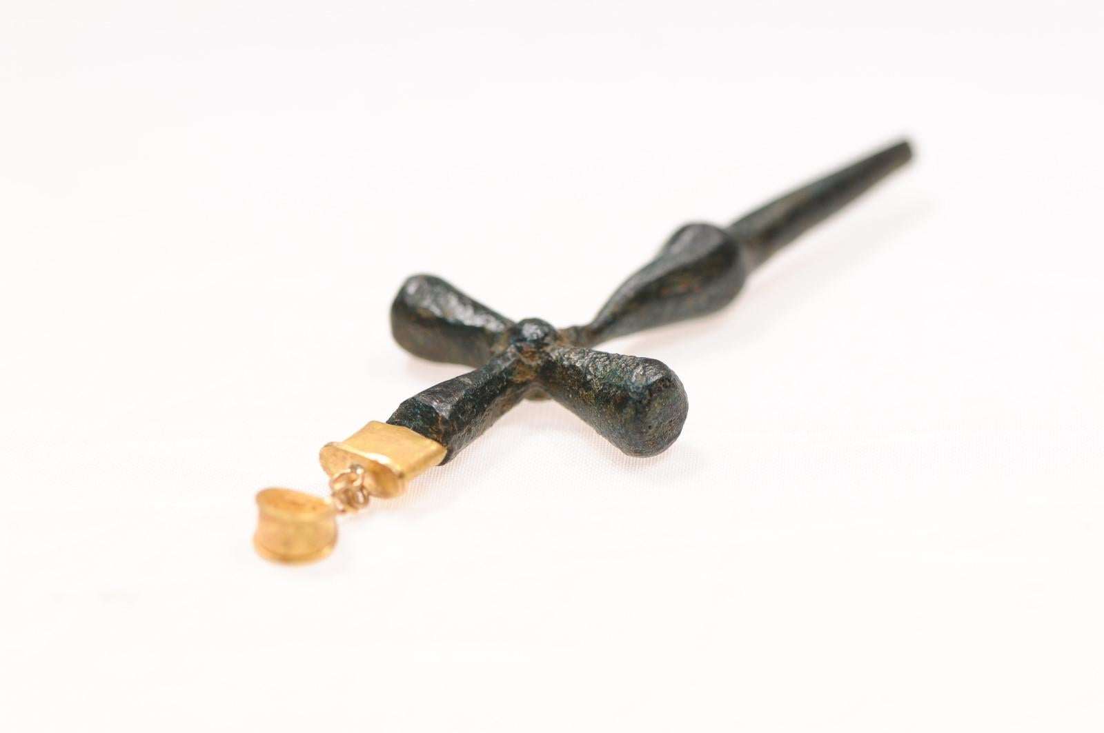 Schlankes Bronzekreuz mit Akzenten aus 21 Karat Gold (pendant nur) für Damen oder Herren im Angebot