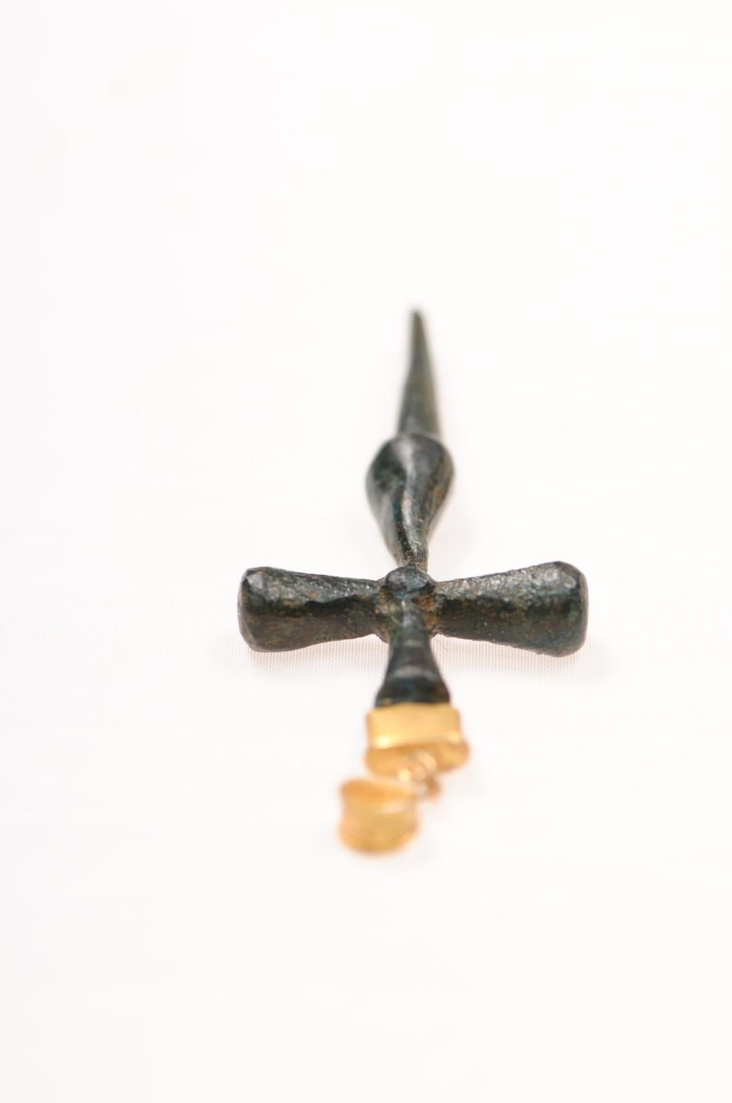 Schlankes Bronzekreuz mit Akzenten aus 21 Karat Gold (pendant nur) im Angebot 1