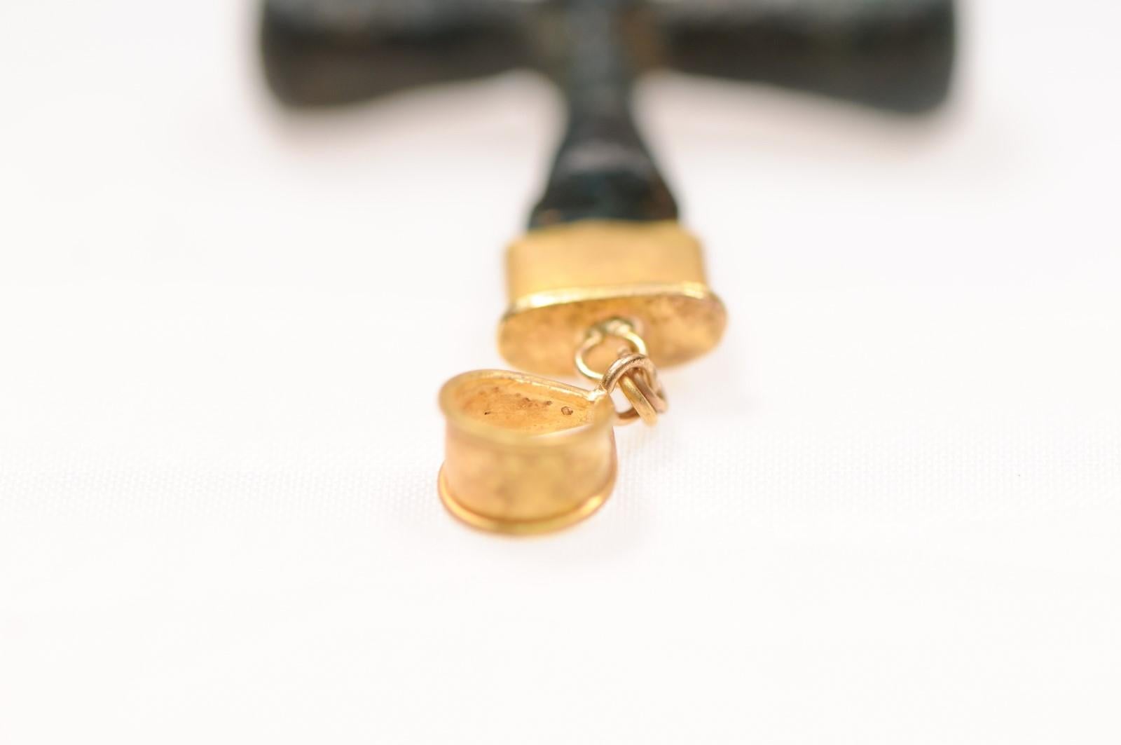 Schlankes Bronzekreuz mit Akzenten aus 21 Karat Gold (pendant nur) im Angebot 2