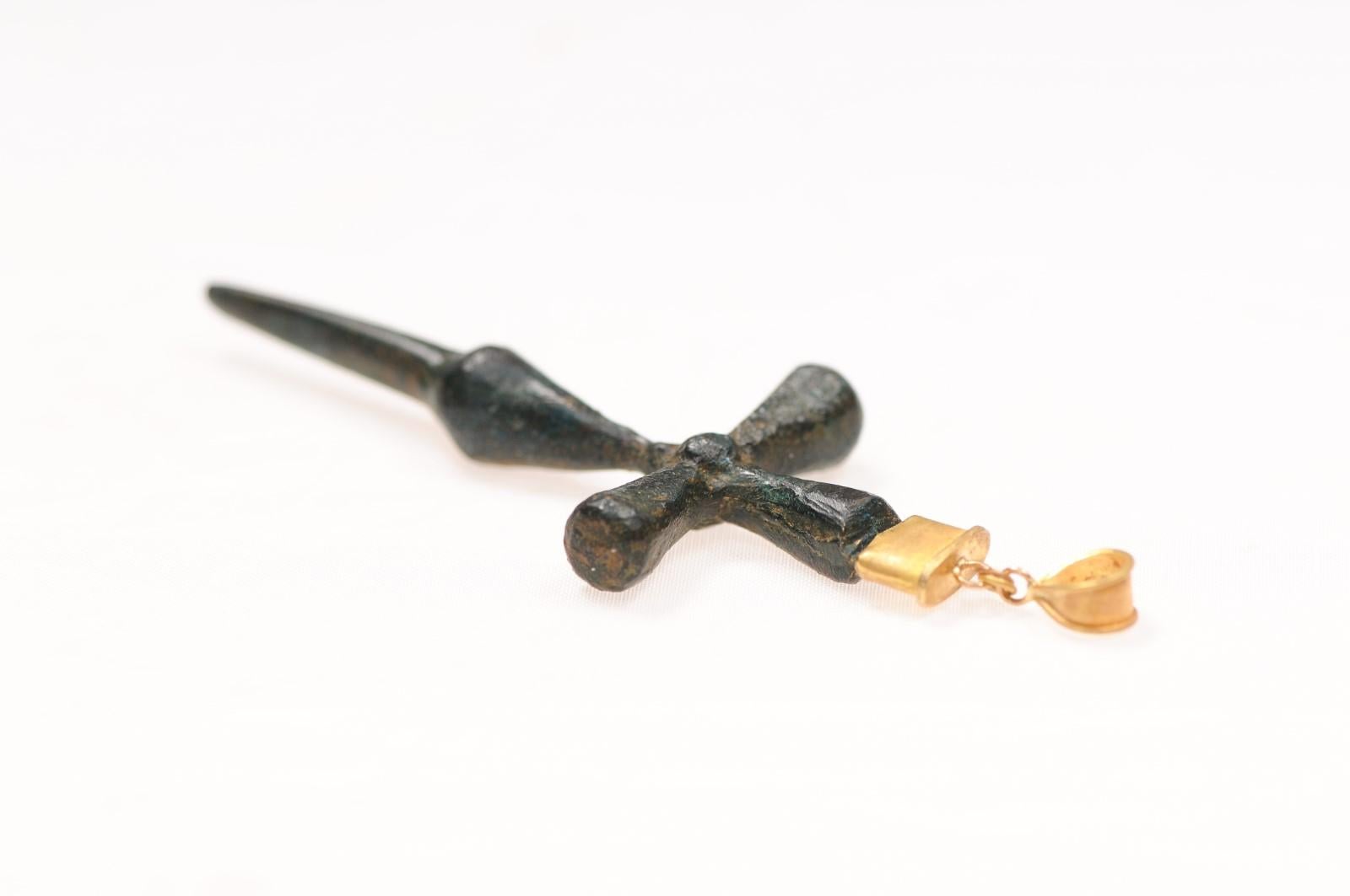Schlankes Bronzekreuz mit Akzenten aus 21 Karat Gold (pendant nur) im Angebot 3