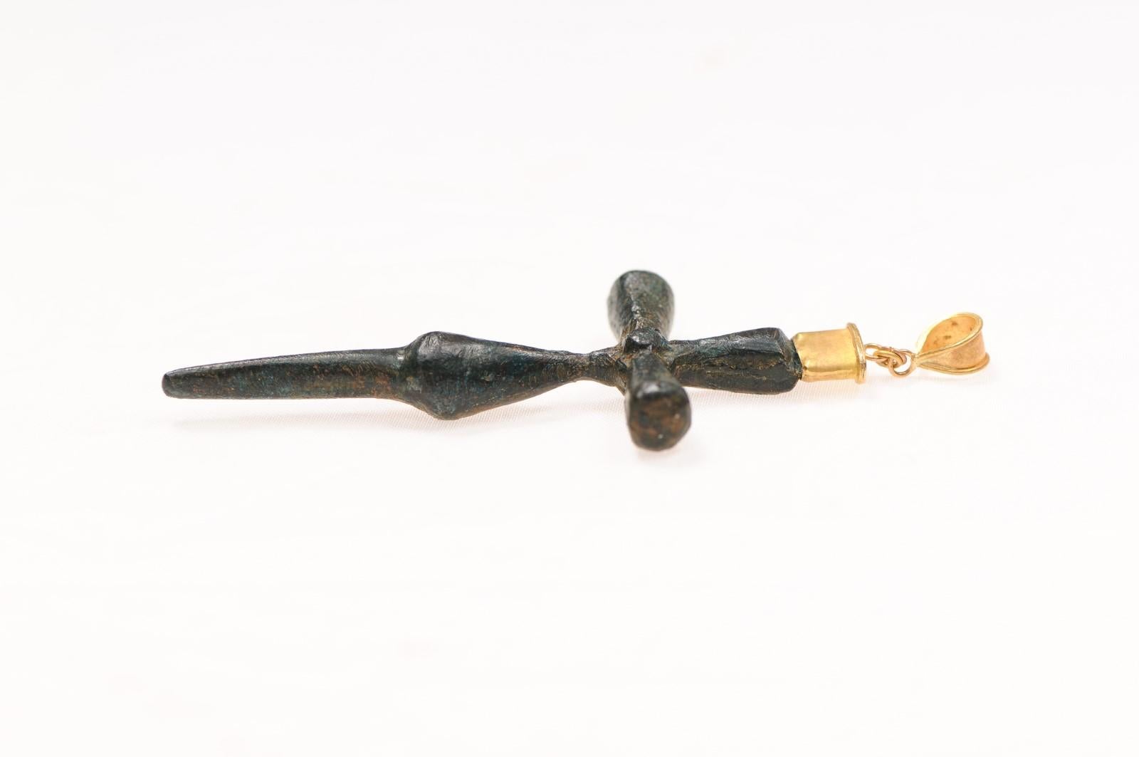 Schlankes Bronzekreuz mit Akzenten aus 21 Karat Gold (pendant nur) im Angebot 4