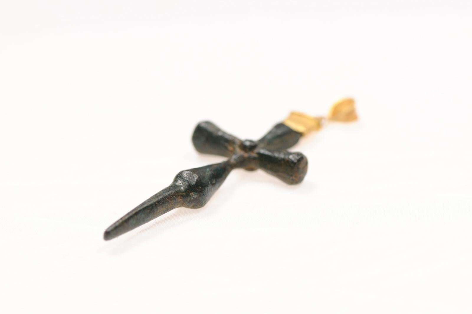 Croce sottile in bronzo con accenti in oro 21 carati (solo ciondolo) in vendita 4