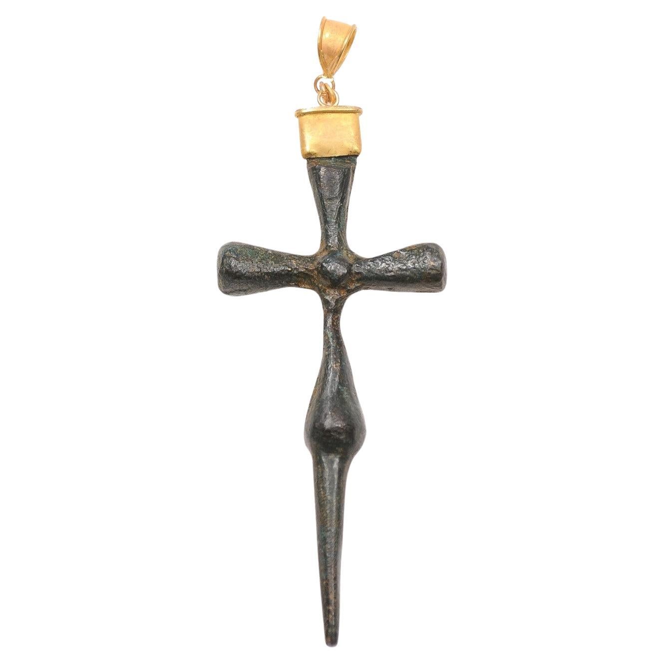 Schlankes Bronzekreuz mit Akzenten aus 21 Karat Gold (pendant nur) im Angebot