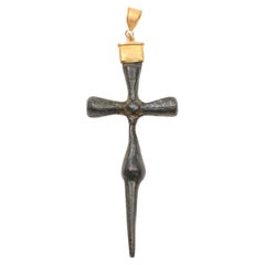 Croix élancée en bronze avec accents en or 21 carats (pendentif uniquement)