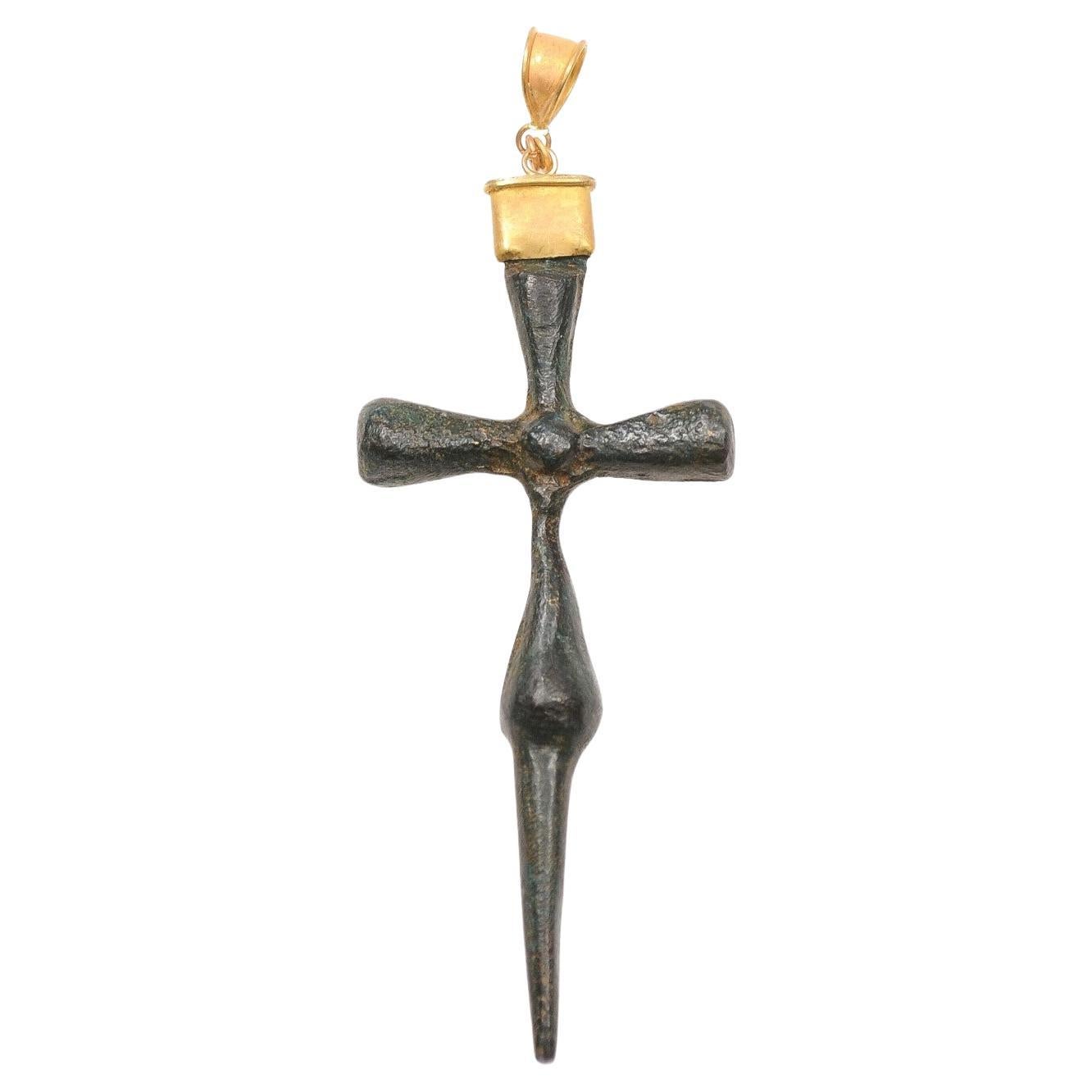 Schlankes Bronzekreuz mit Akzenten aus 21 Karat Gold (pendant nur)
