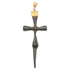 Croix élancée en bronze avec accents en or 21 carats (pendentif uniquement)