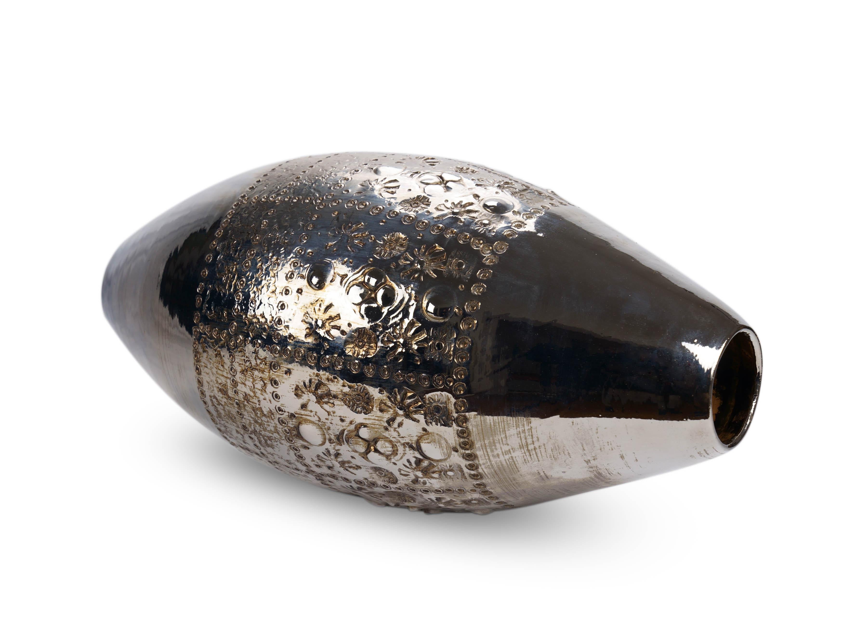 Moderno Snello vaso scultoreo in ceramica dipinto a mano a terzo fuoco con lustro di platino, Italia in vendita