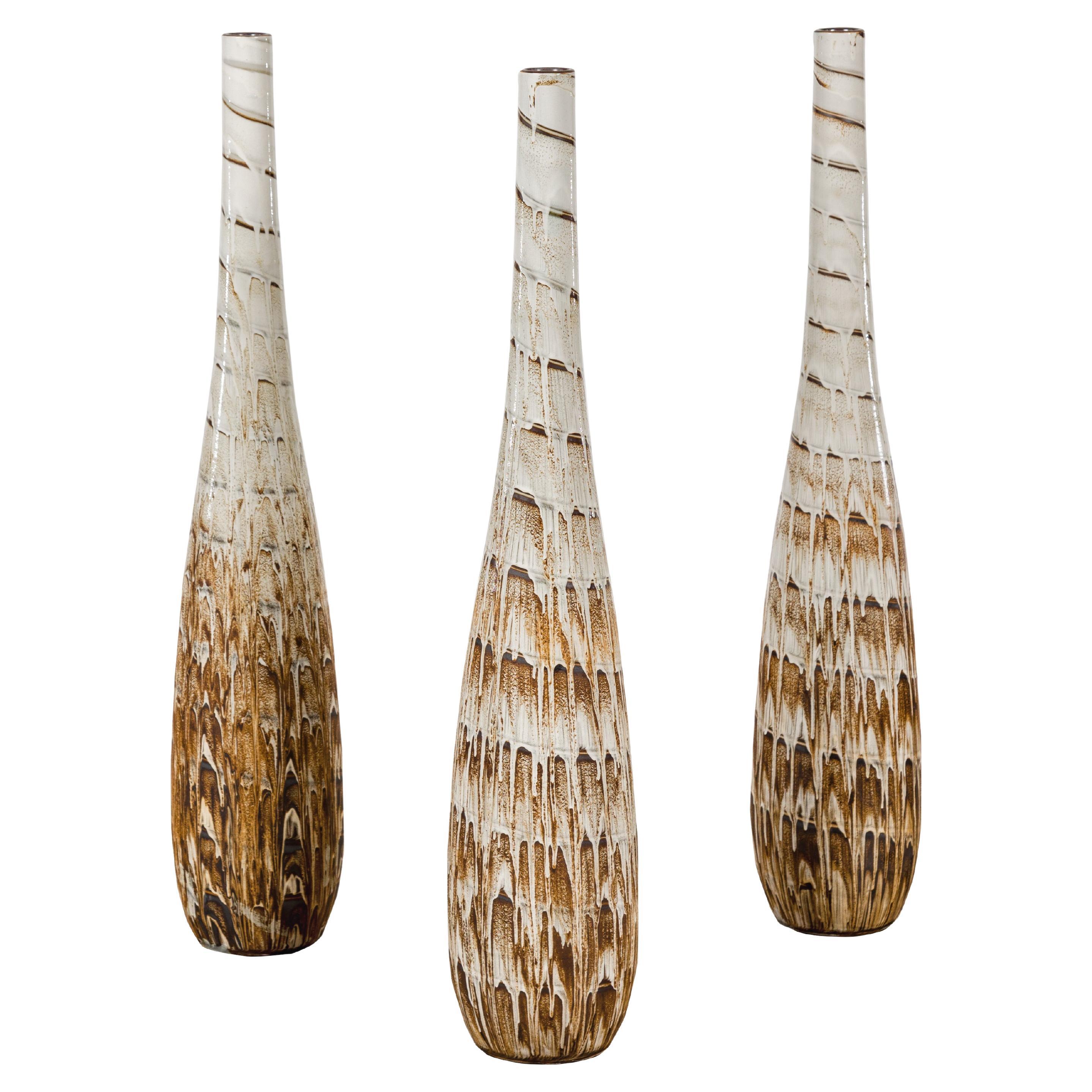 Vases élancés en céramique avec motifs en spirale et glaçure en goutte d'eau brune, vendus à l'unité