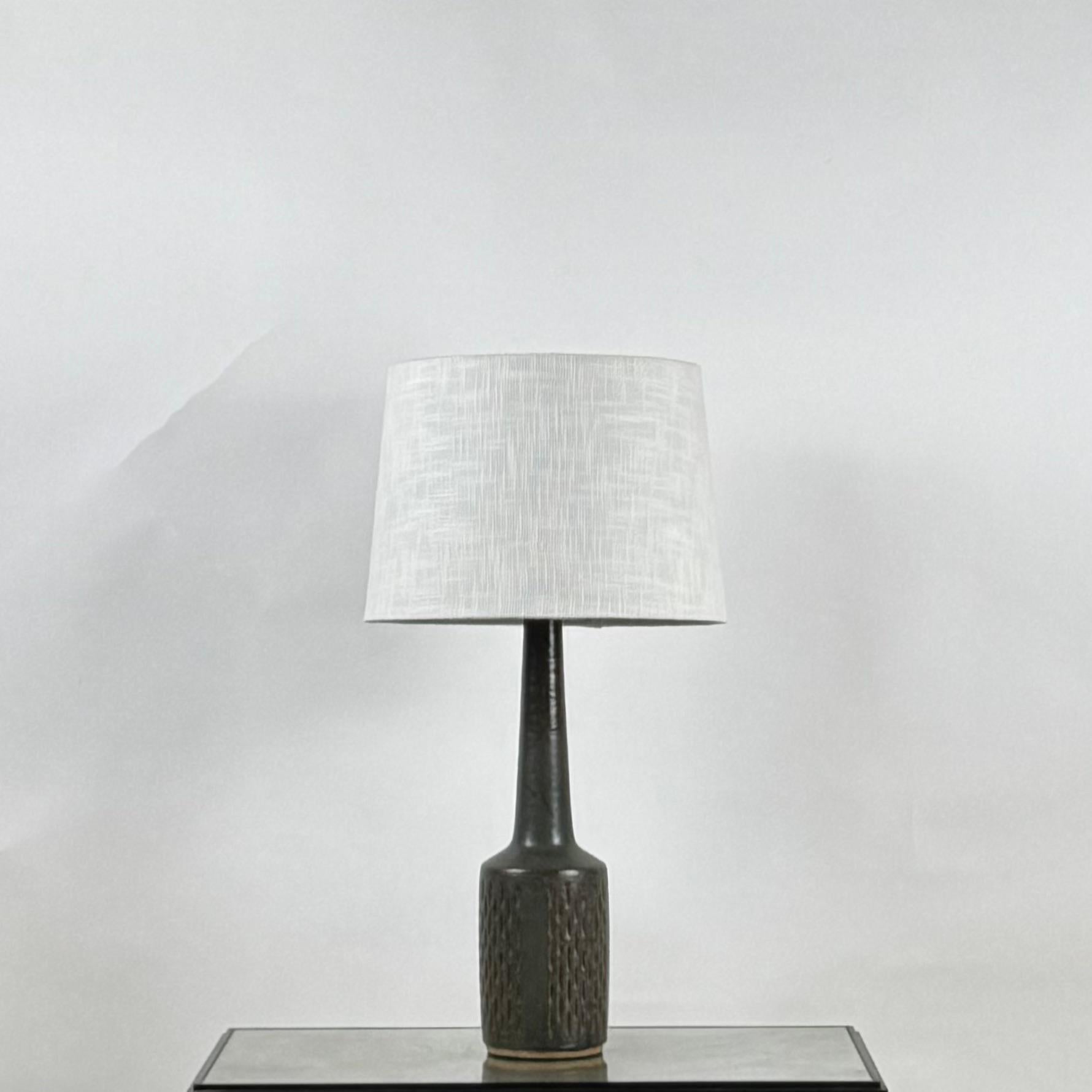 Eine atemberaubende dänische Palshus-Lampe aus Originalproduktion um 1960 mit tiefen Rillen und wunderschöner dunkelgrüner Glasur.
Keine Chips, Risse oder Reparaturen an der Keramikbasis.
Die Unterseite ist signiert (unter einer Filzabdeckung zum