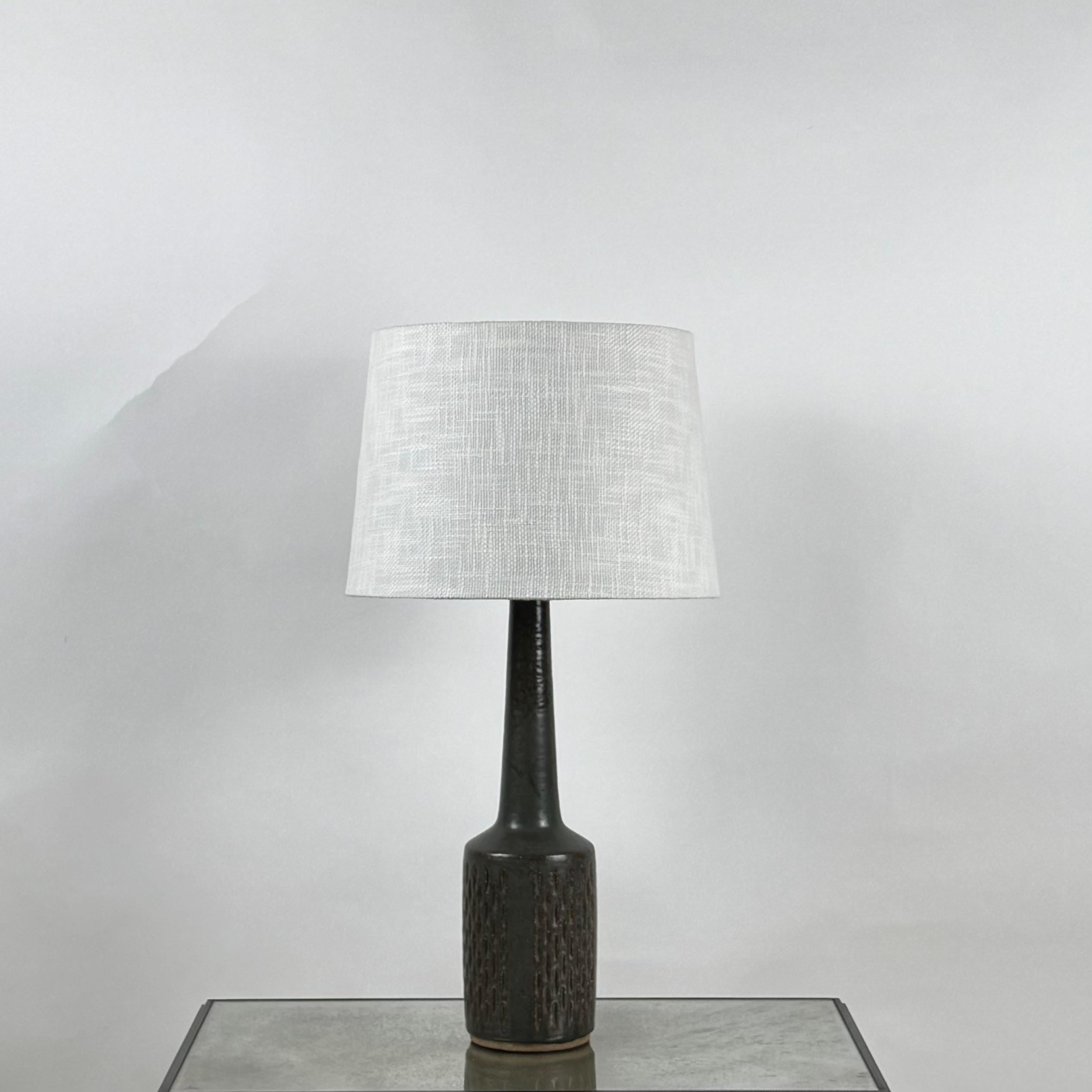 Schlanke dunkelgrüne gewölbte Keramiklampe von Per Lindemann-Schmidt für Palshus (Moderne der Mitte des Jahrhunderts) im Angebot