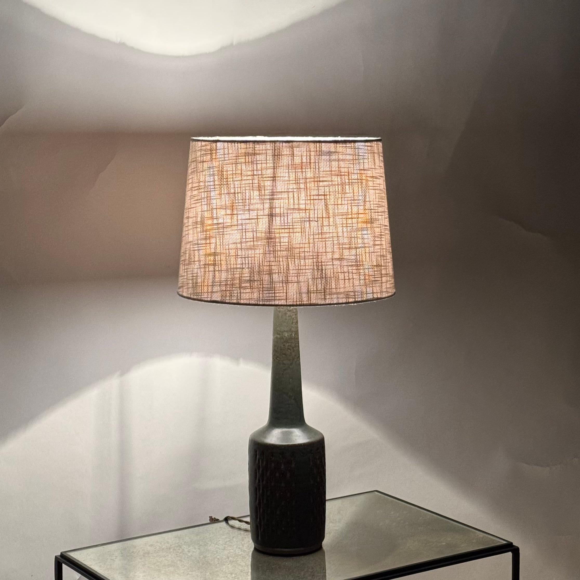 Schlanke dunkelgrüne gewölbte Keramiklampe von Per Lindemann-Schmidt für Palshus (Glasiert) im Angebot