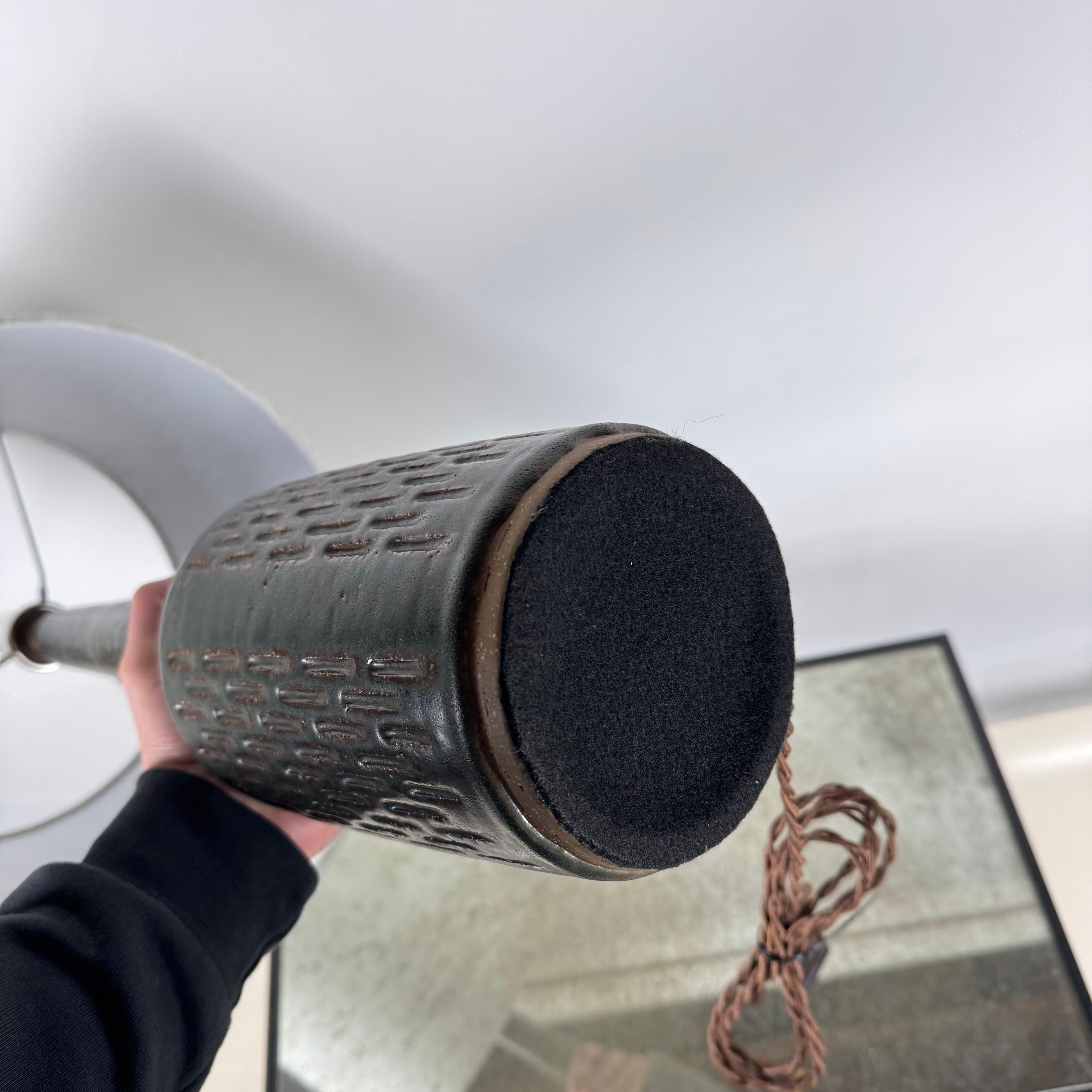 Schlanke dunkelgrüne gewölbte Keramiklampe von Per Lindemann-Schmidt für Palshus (Mitte des 20. Jahrhunderts) im Angebot