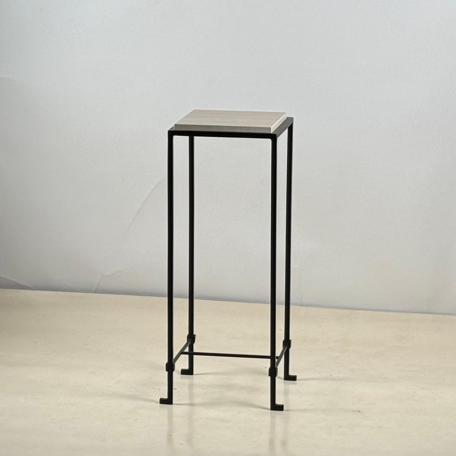 Elegant petit guéridon / table d'appoint haute en fer forgé et travertin 'Diagramme' par Design Frères. Des lignes épurées et des matériaux nobles en font un piédestal luxueux pour une sculpture, une petite lampe ou comme table à boissons.