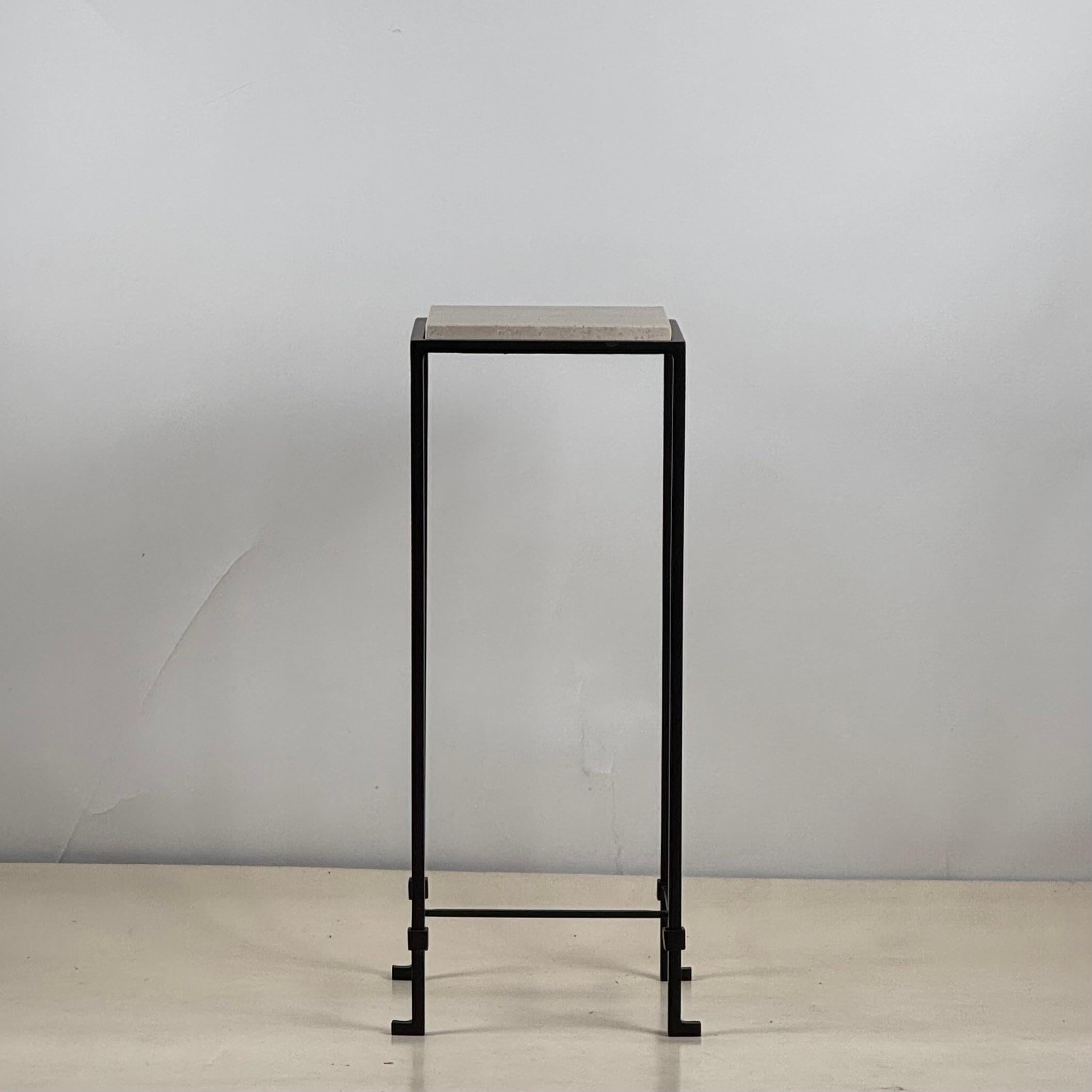 Moderne Table d'appoint ou à piédestal en travertin 'Diagramme' par Design Frères en vente