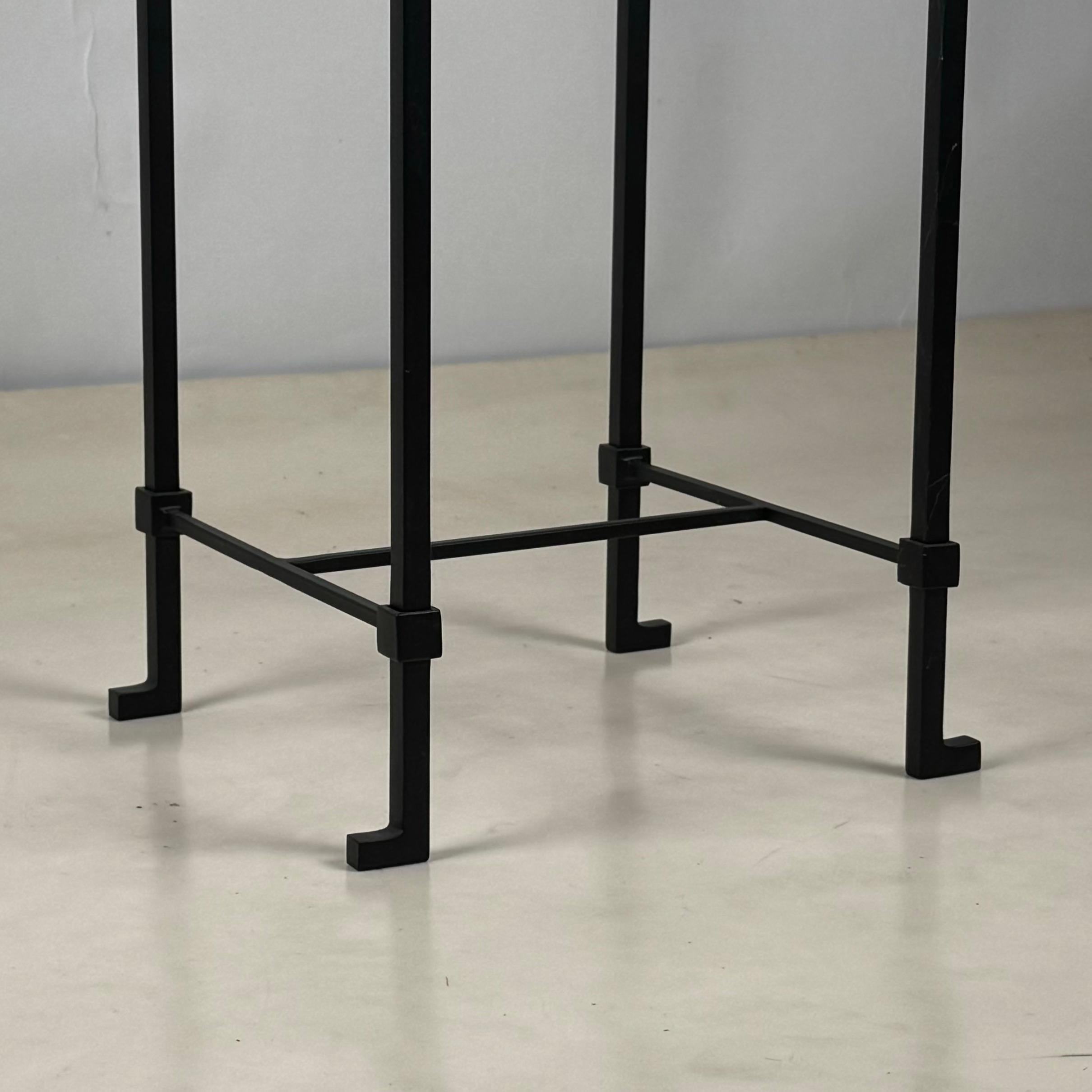 Français Table d'appoint ou à piédestal en travertin 'Diagramme' par Design Frères en vente