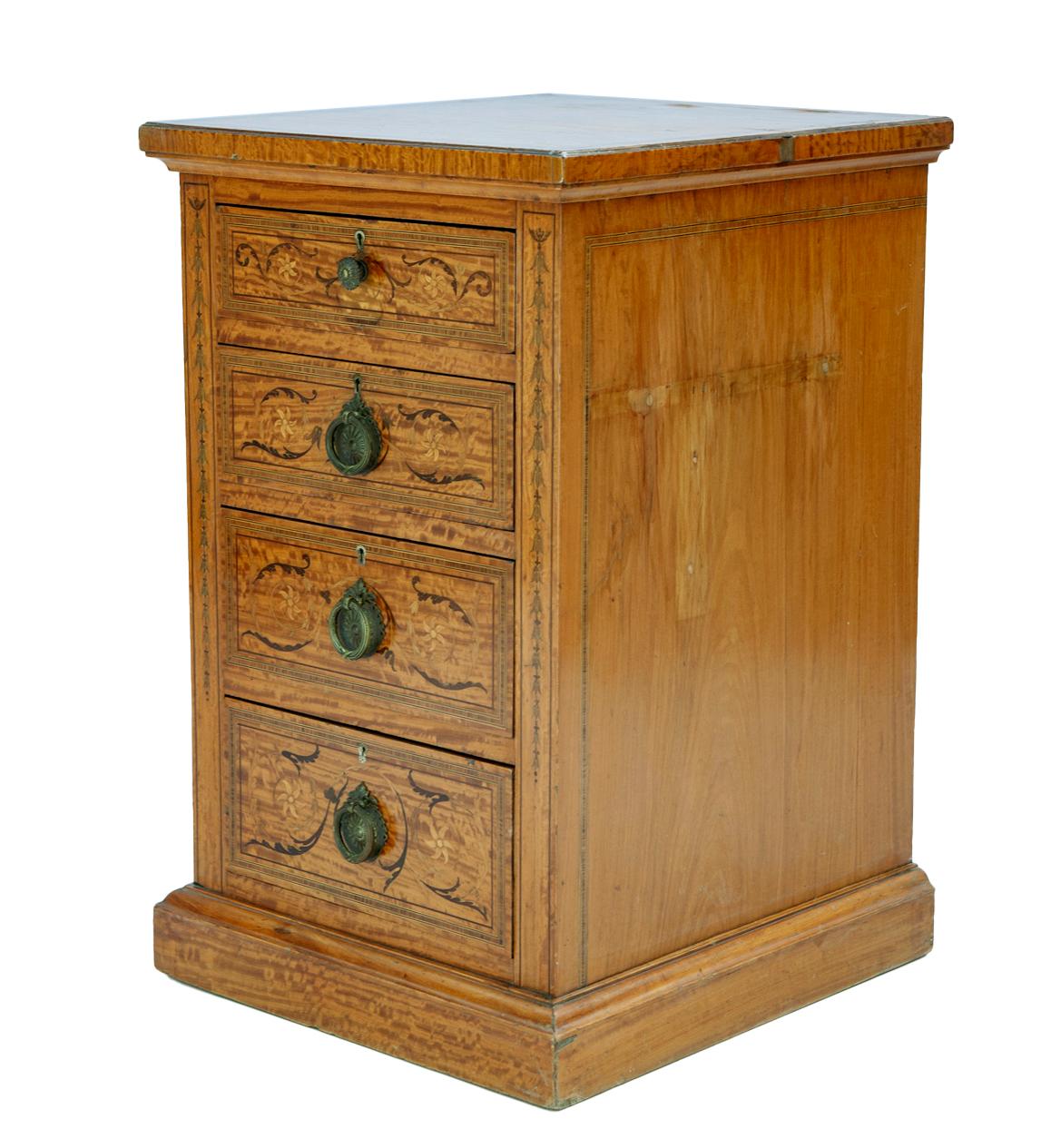 Schlanke edwardianische Kommoden; ein Paar (Edwardian) im Angebot