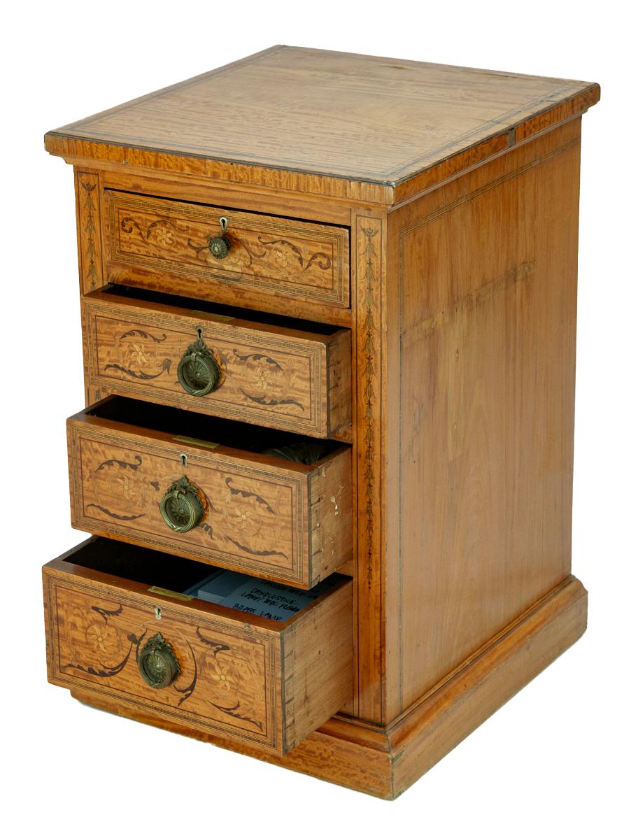 Schlanke edwardianische Kommoden; ein Paar (Europäisch) im Angebot
