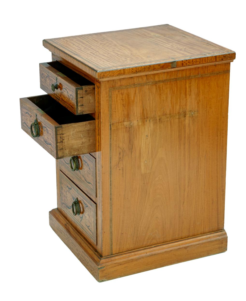 Schlanke edwardianische Kommoden; ein Paar (Handgefertigt) im Angebot