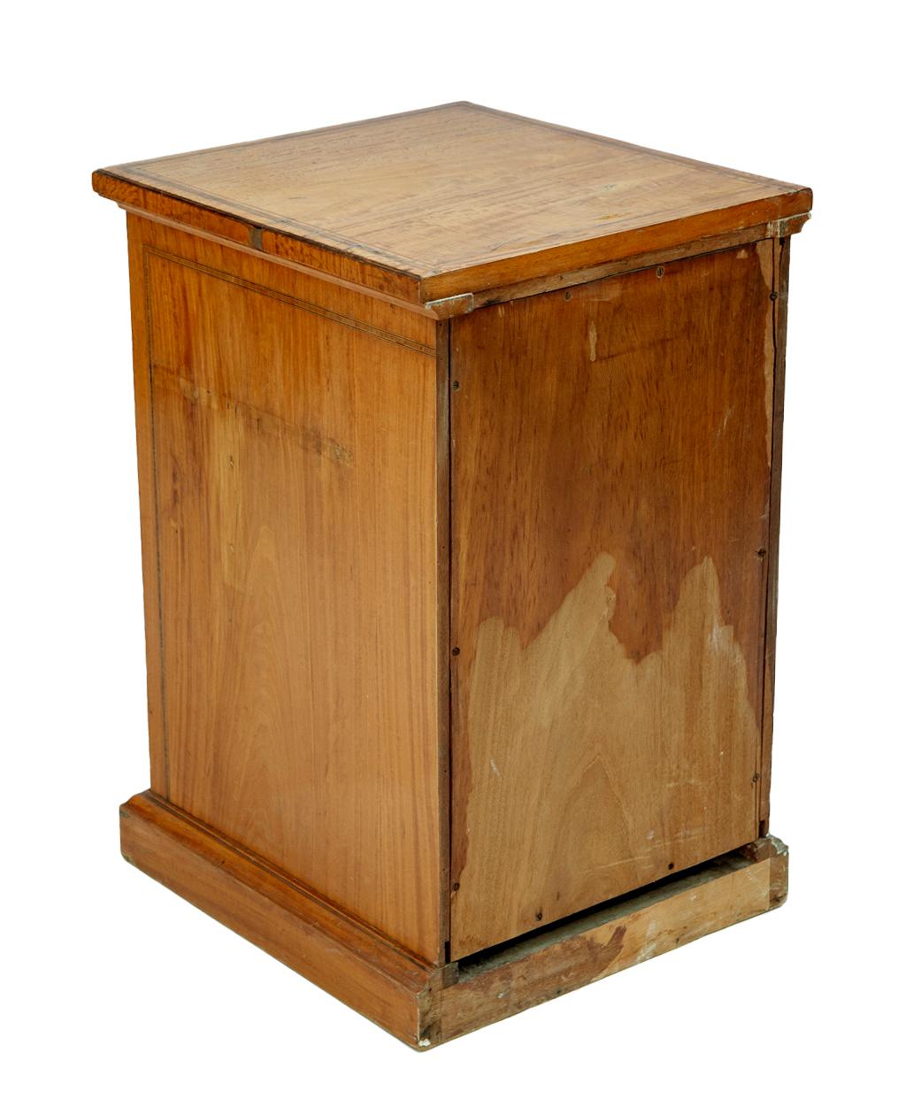 Schlanke edwardianische Kommoden; ein Paar im Zustand „Gut“ im Angebot in Malibu, CA
